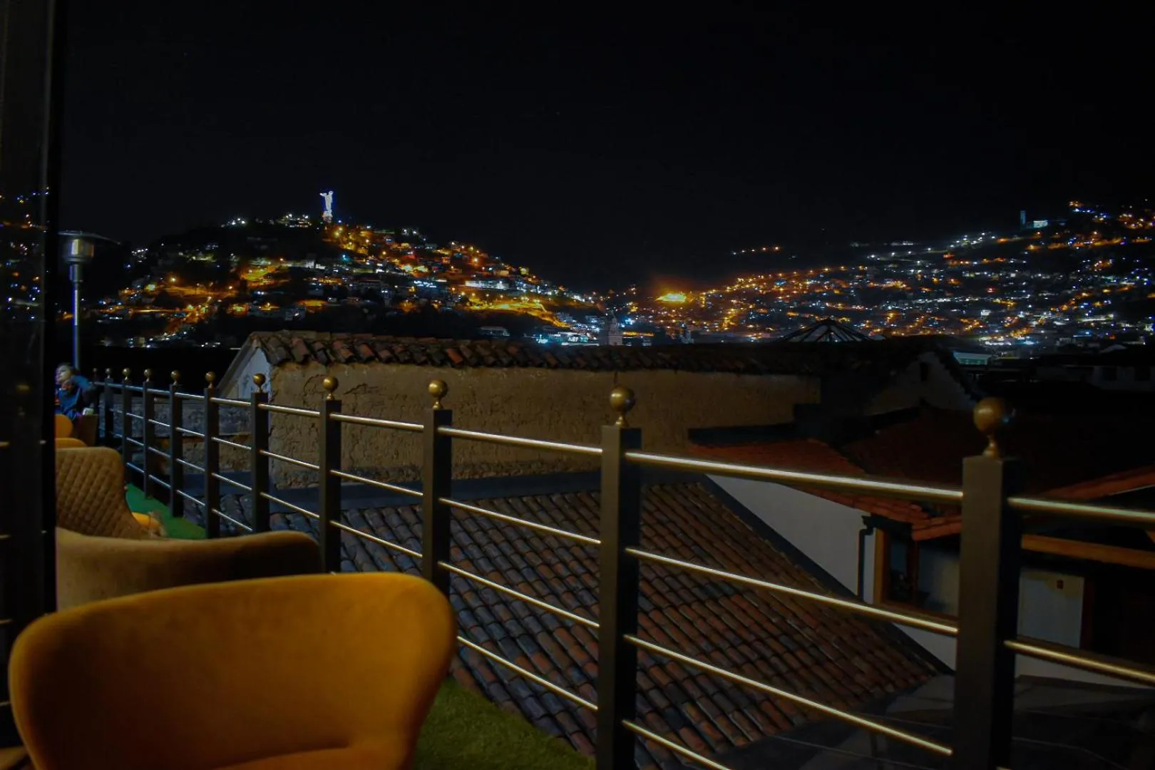 Night in Hotel & Rooftop King Experience by David