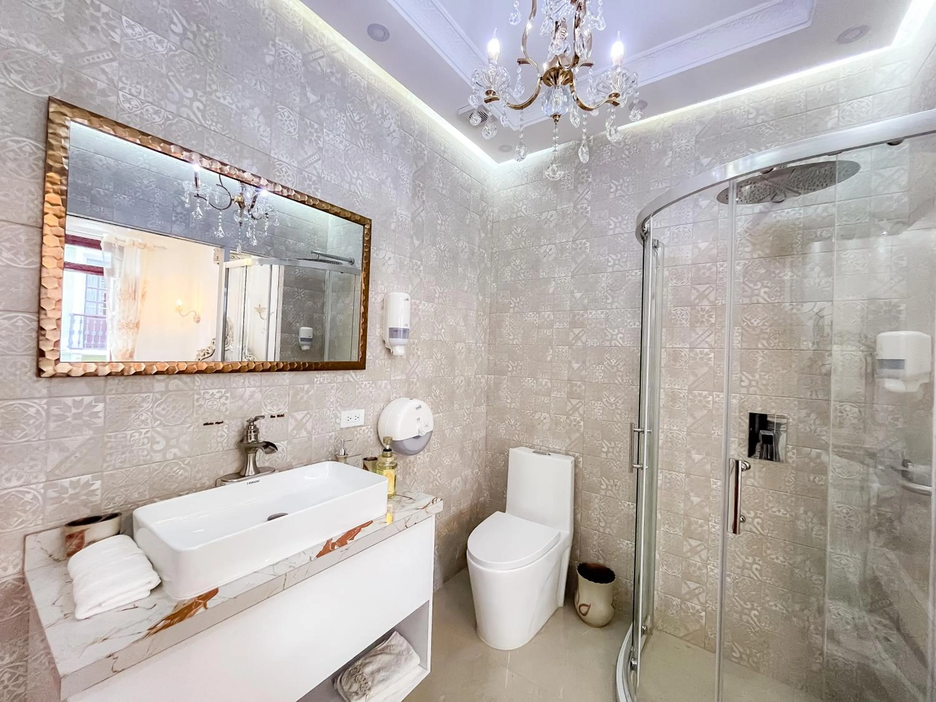 Shower in Hotel & Rooftop King Experience by David