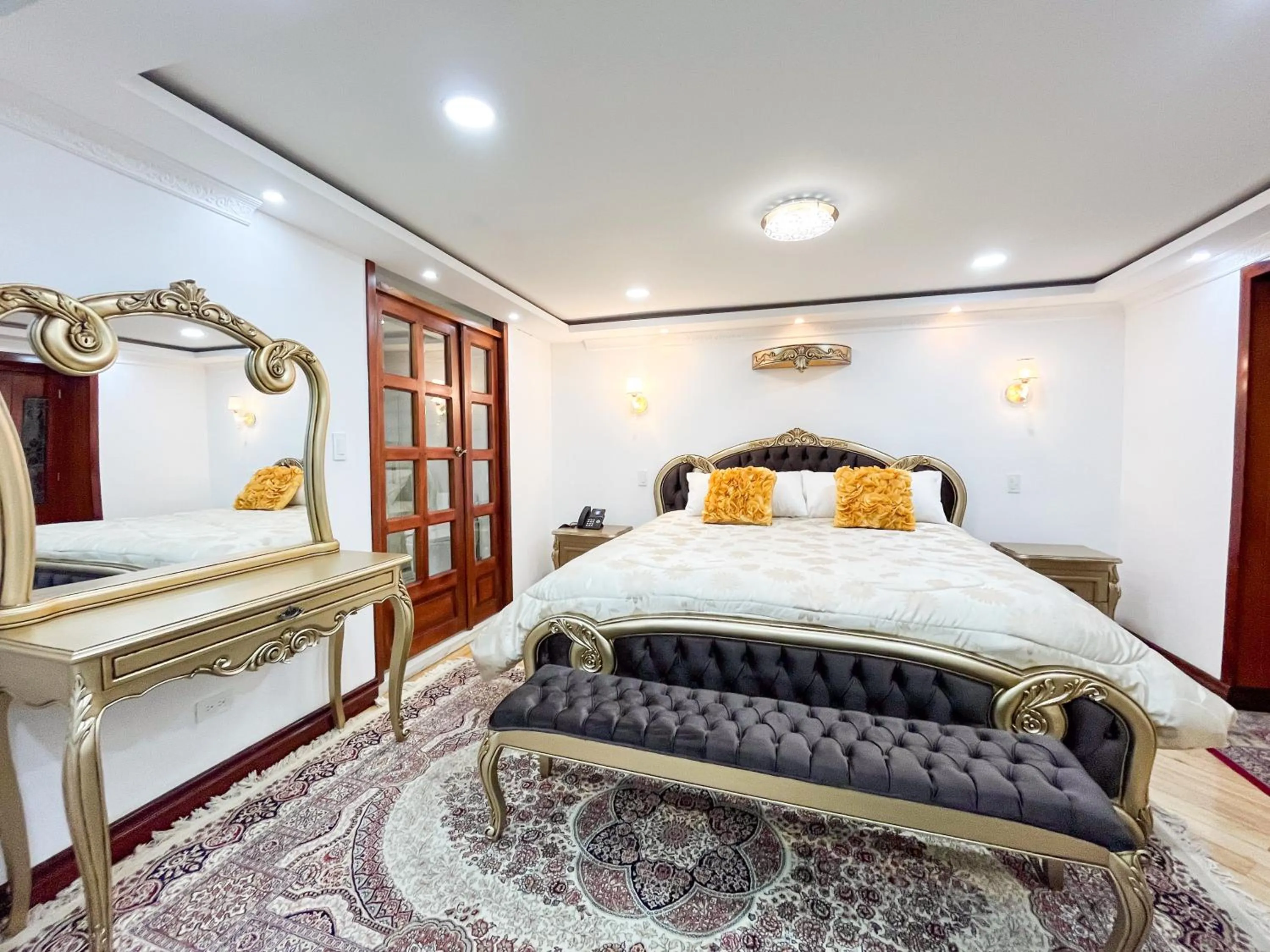 Bed in Hotel & Rooftop King Experience by David