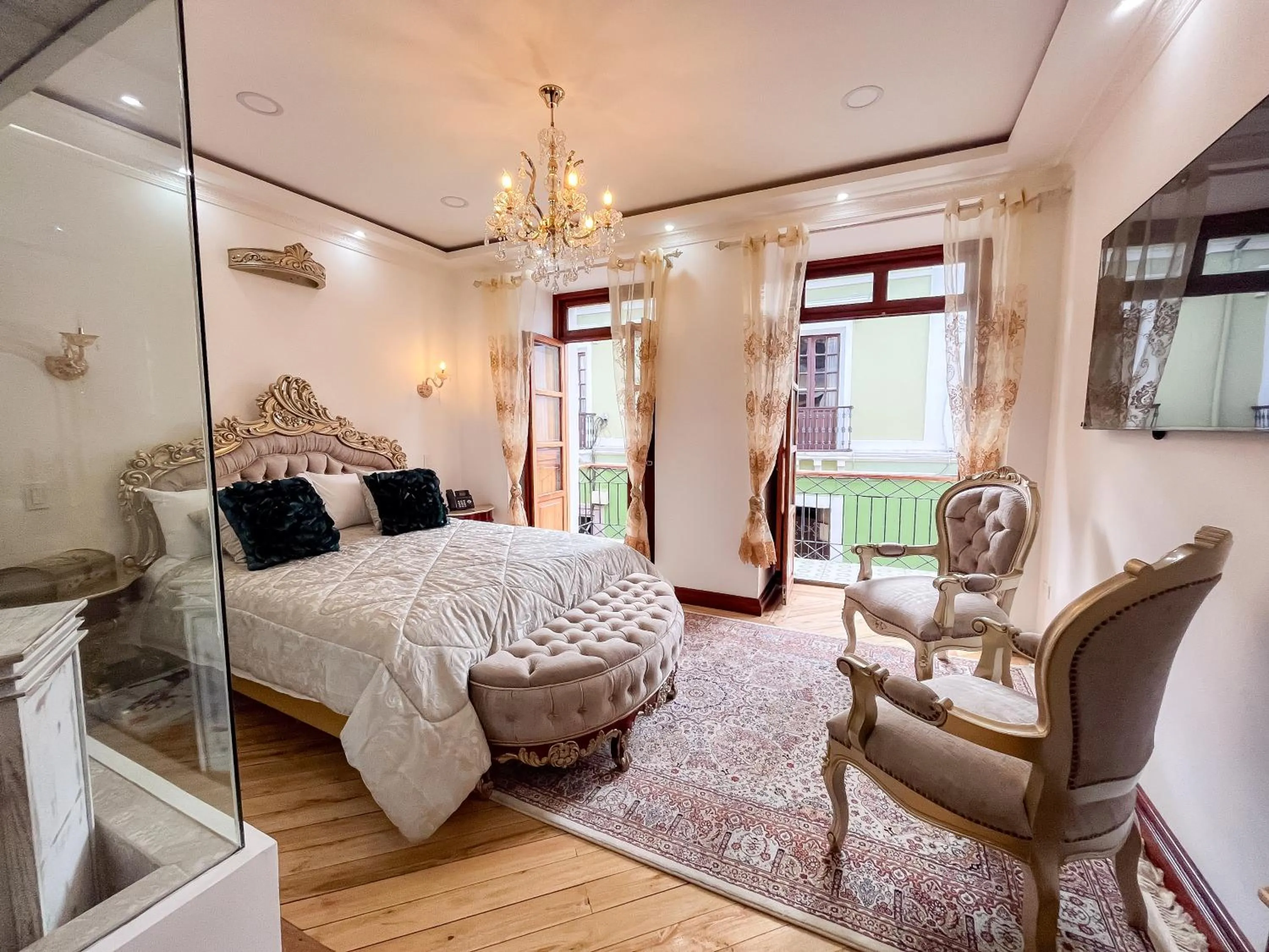 Bed in Hotel & Rooftop King Experience by David