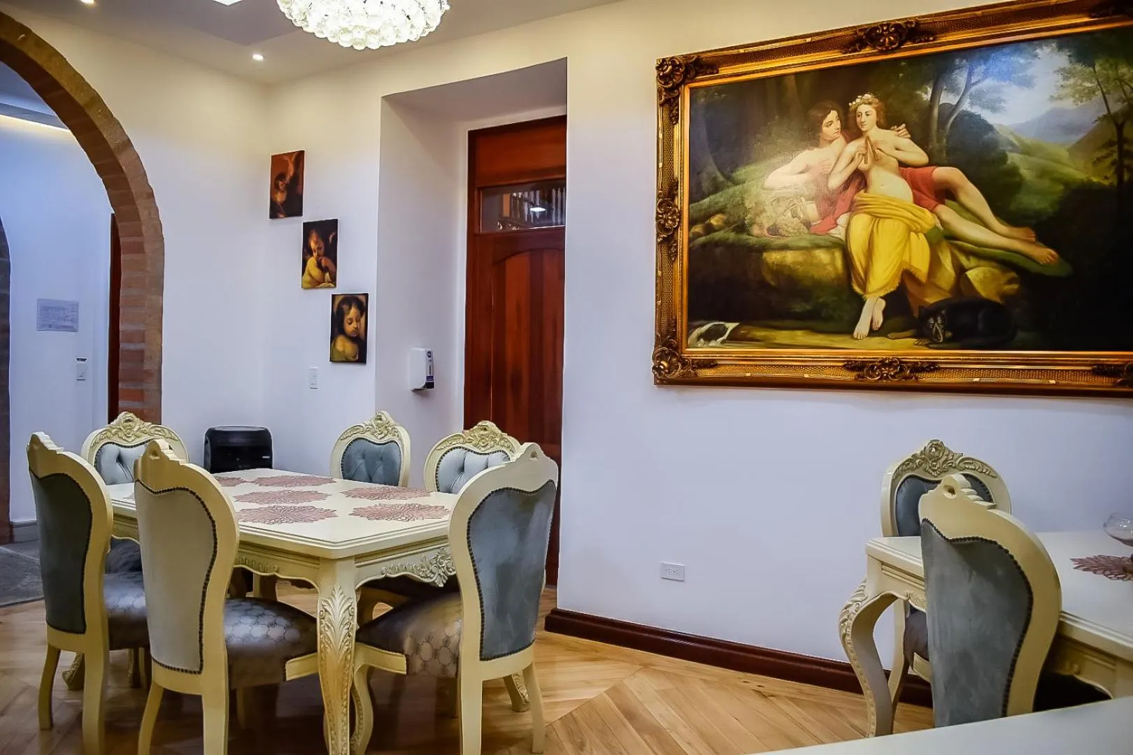 Restaurant/places to eat in Hotel & Rooftop King Experience by David