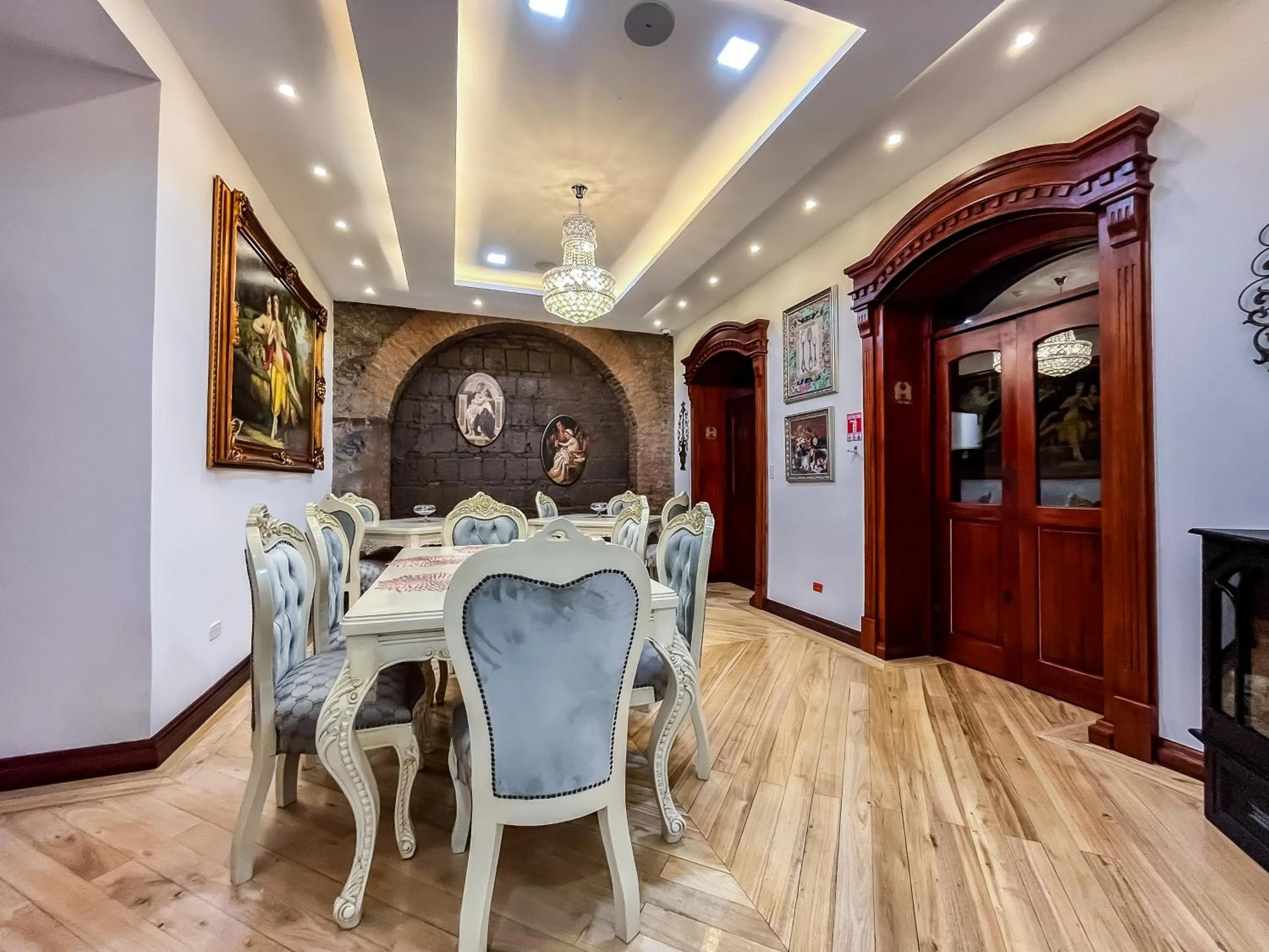 Restaurant/places to eat in Hotel & Rooftop King Experience by David