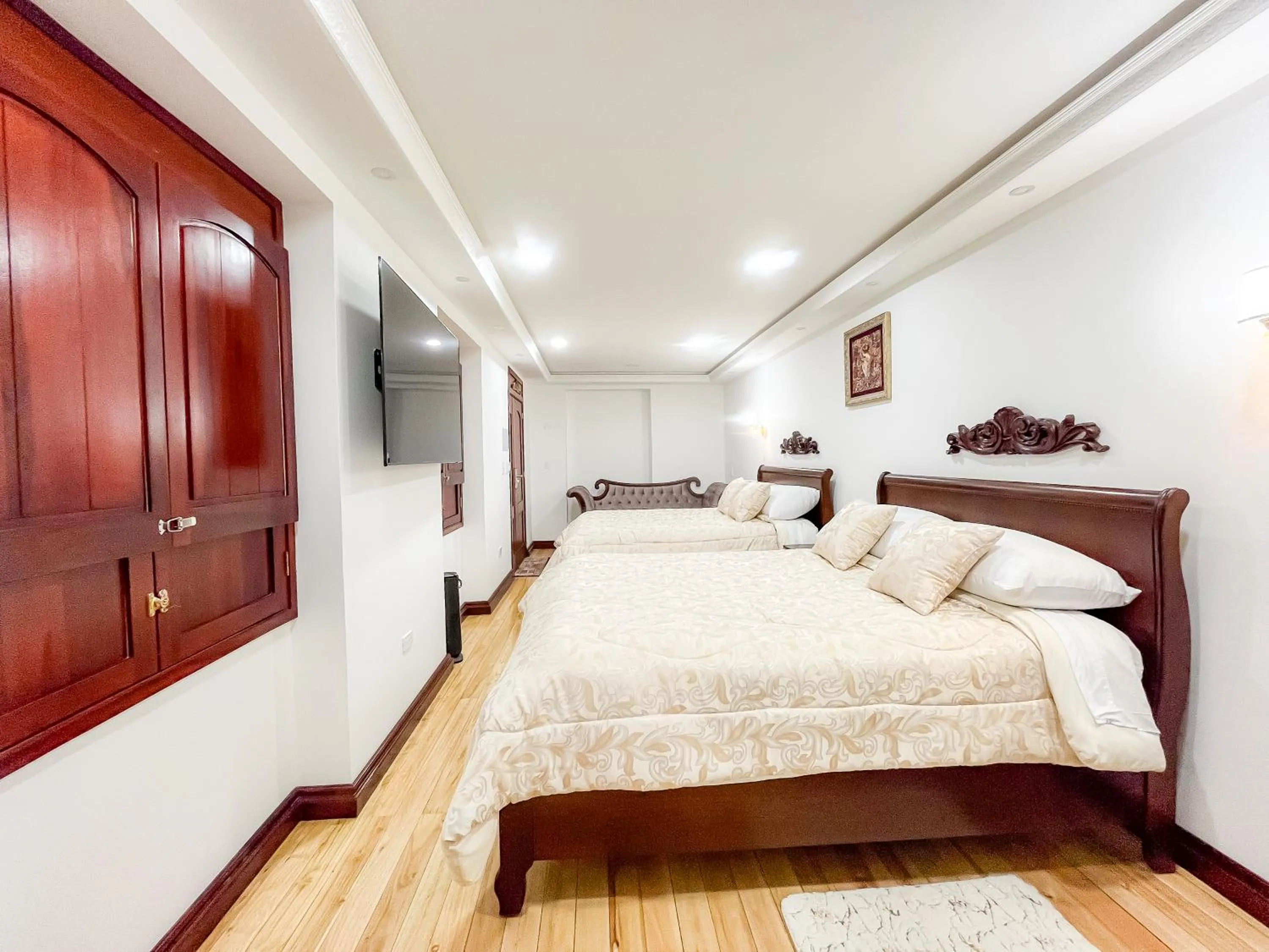 Bed in Hotel & Rooftop King Experience by David