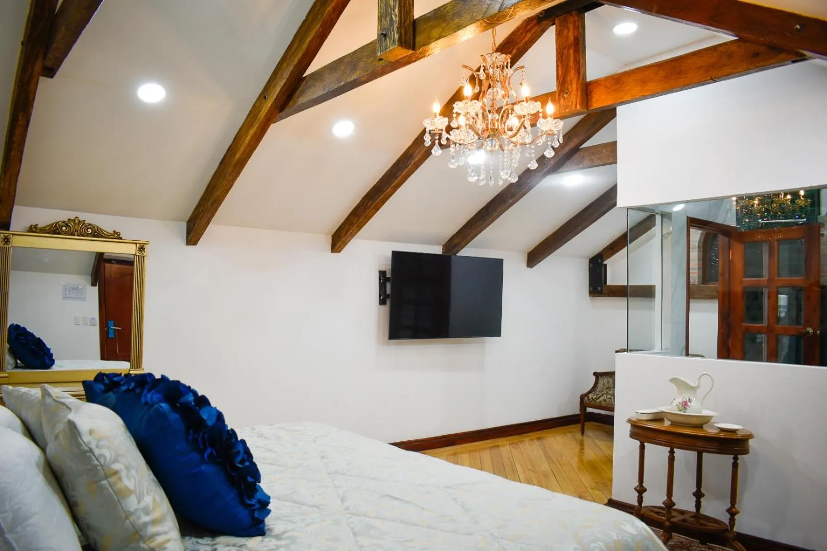 Bed in Hotel & Rooftop King Experience by David