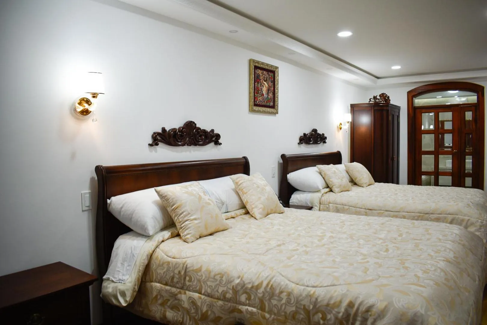 Bed in Hotel & Rooftop King Experience by David