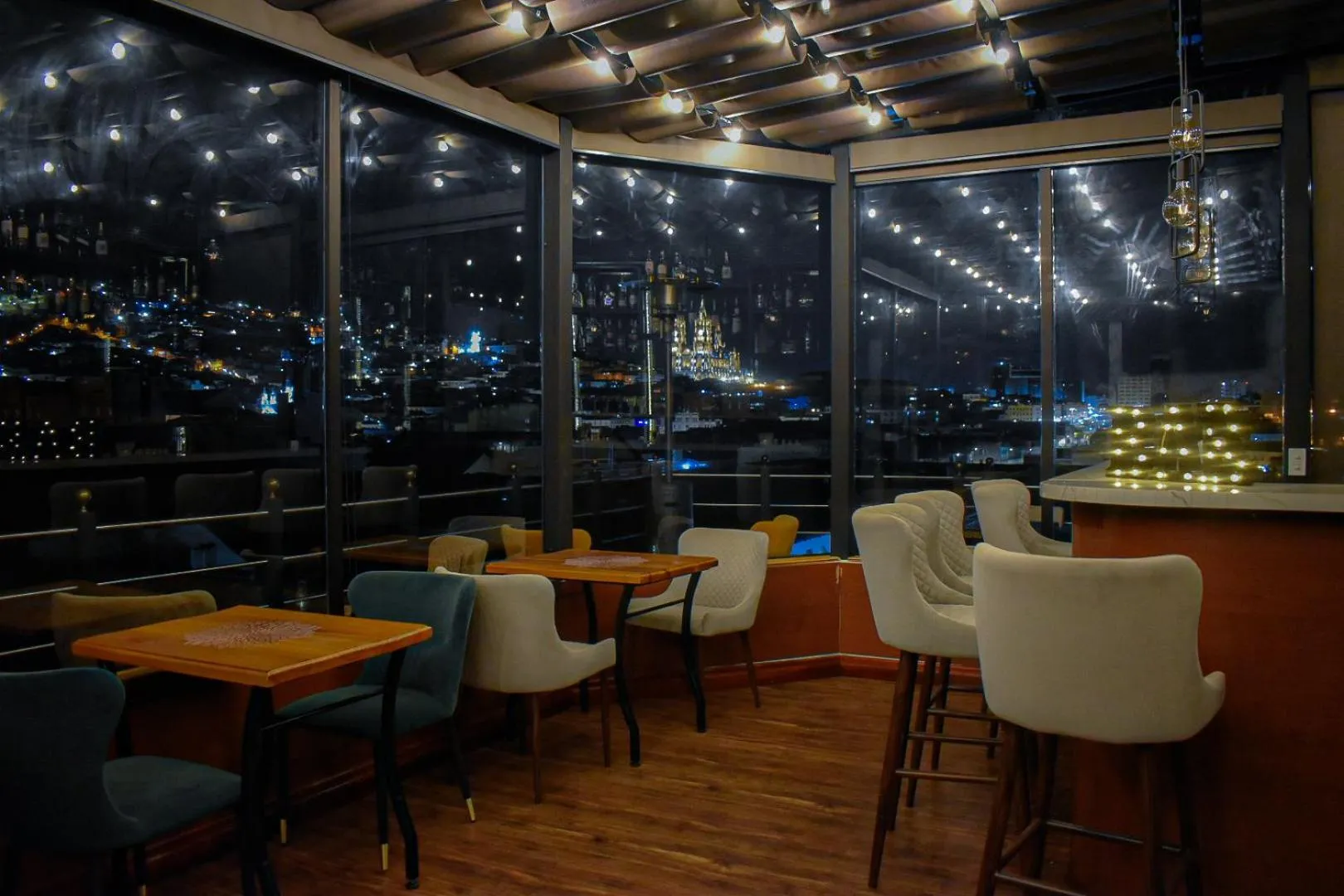 Restaurant/places to eat in Hotel & Rooftop King Experience by David