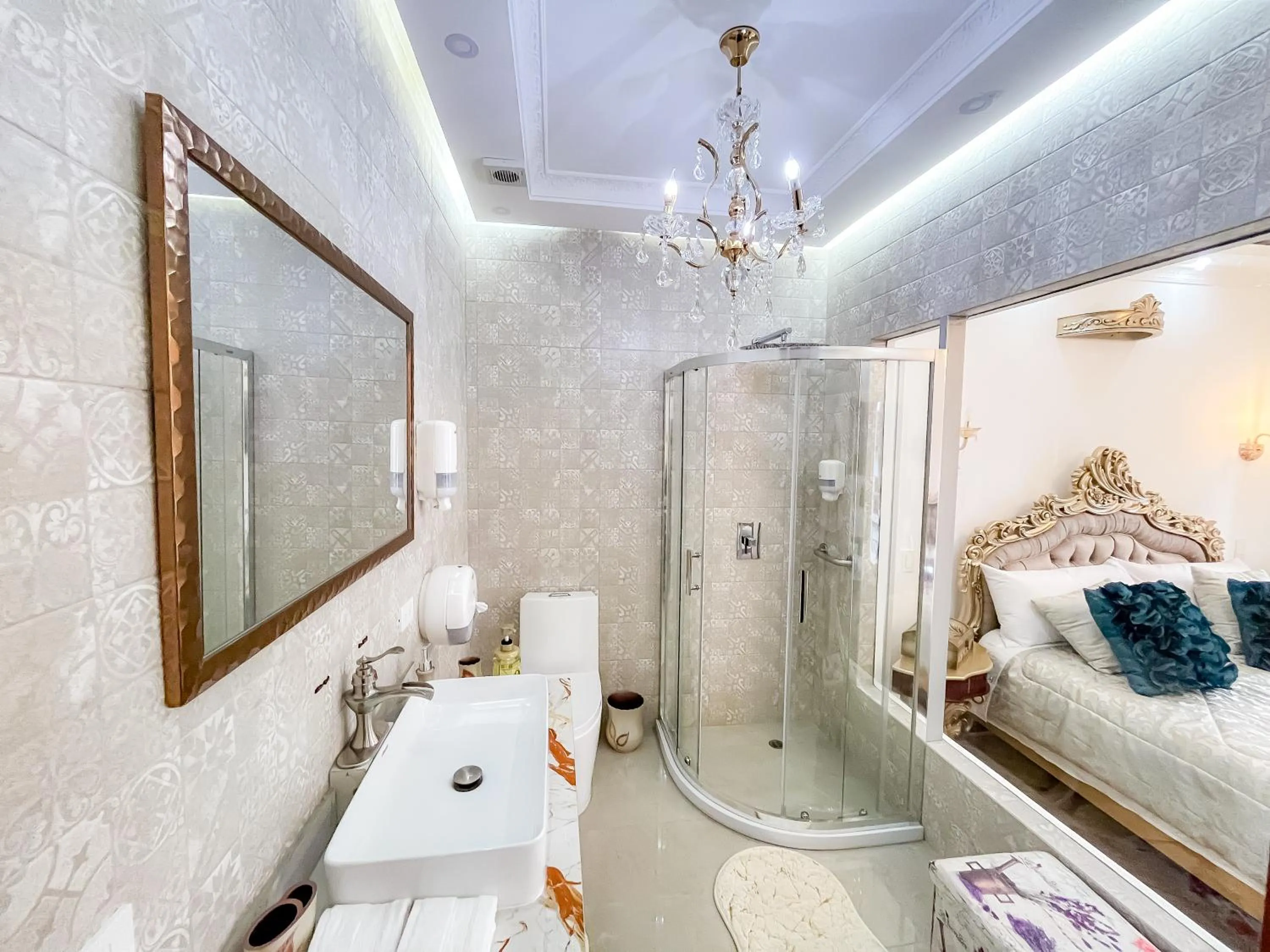 Shower, Bed in Hotel & Rooftop King Experience by David