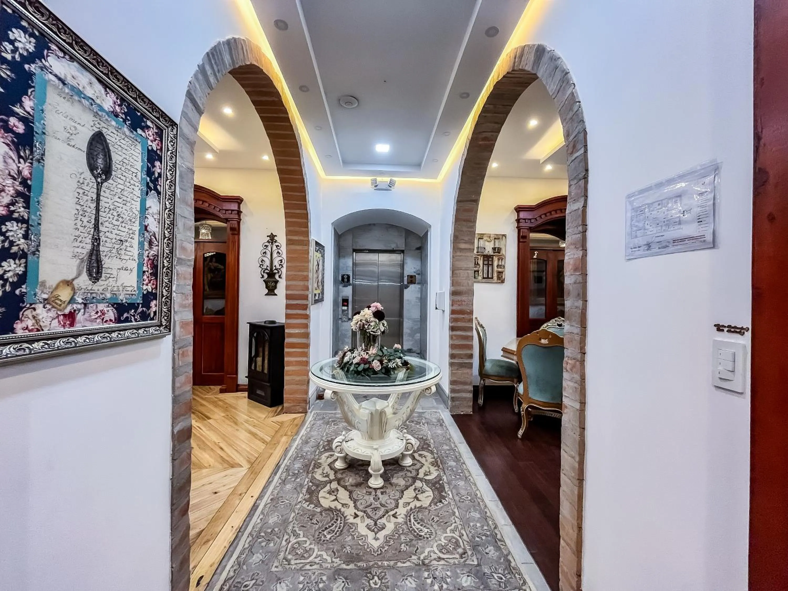 Seating area in Hotel & Rooftop King Experience by David