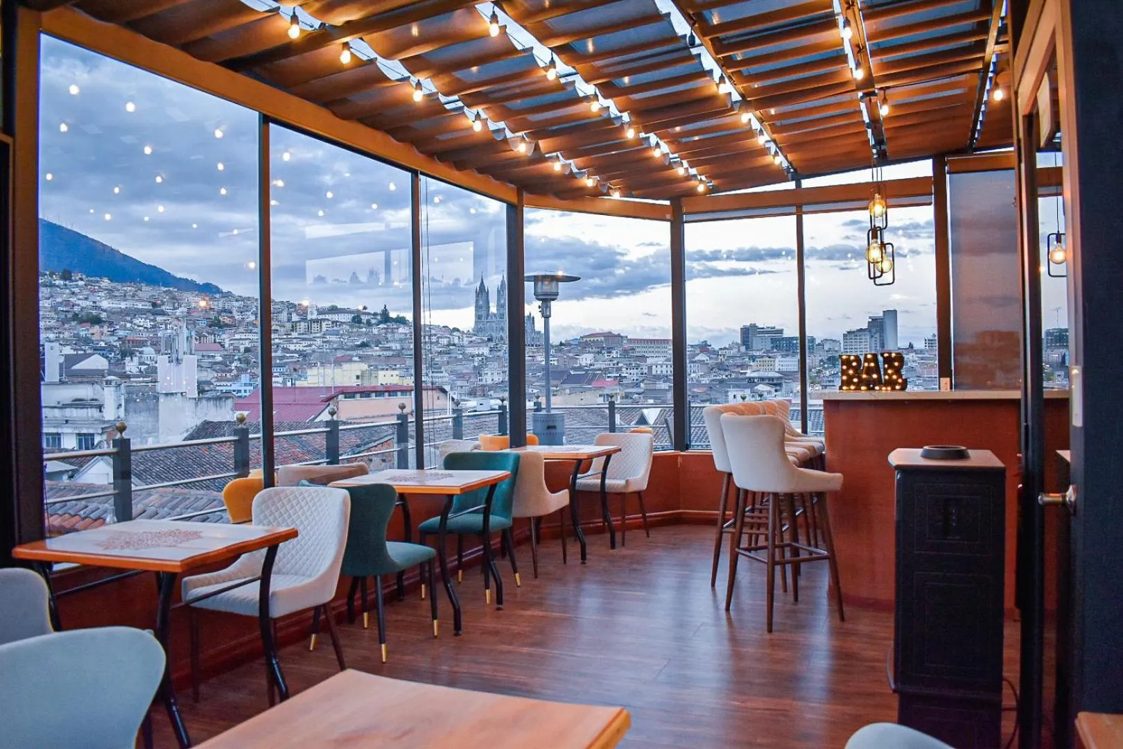 Restaurant/places to eat in Hotel & Rooftop King Experience by David