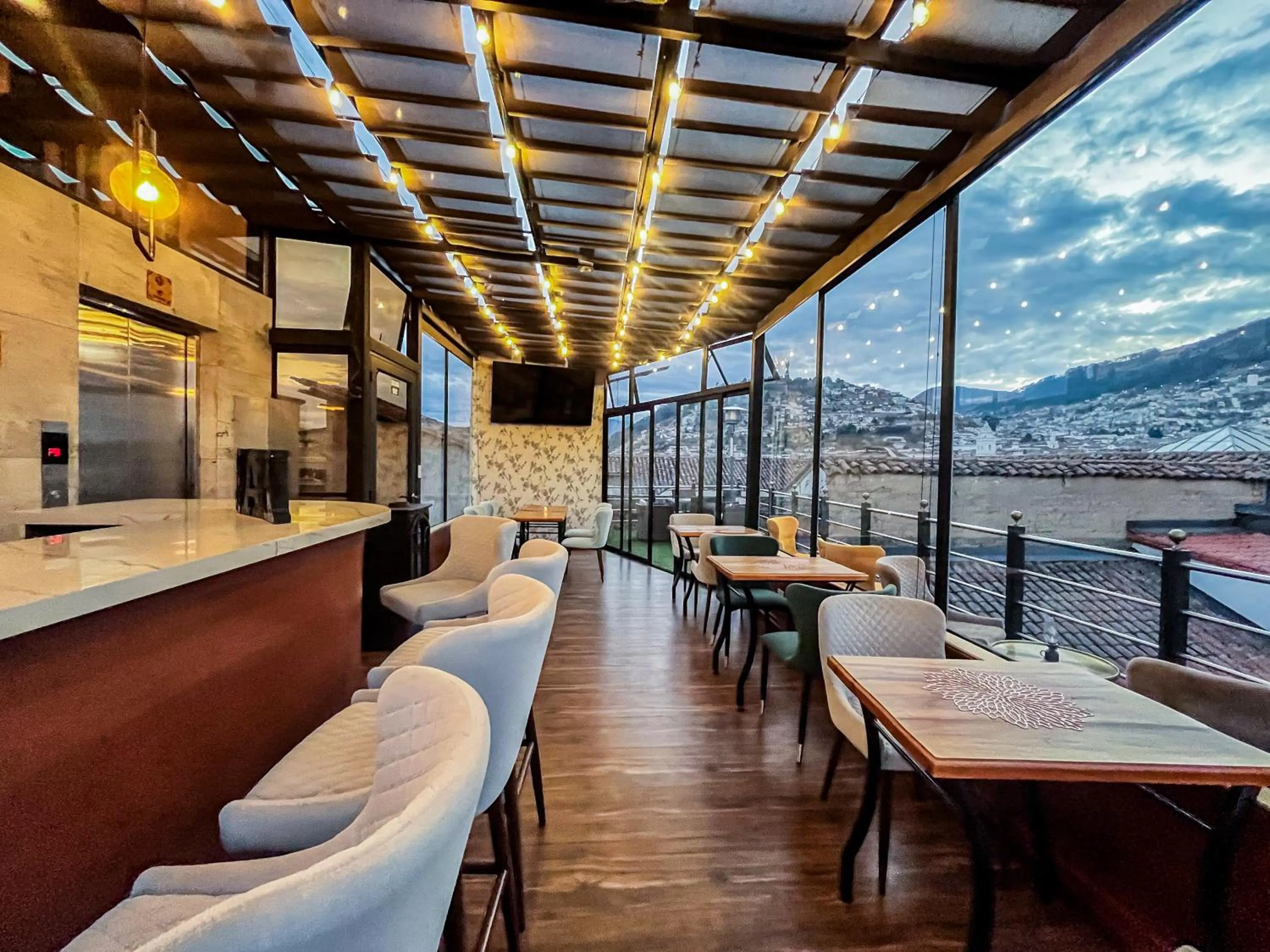 Restaurant/places to eat in Hotel & Rooftop King Experience by David