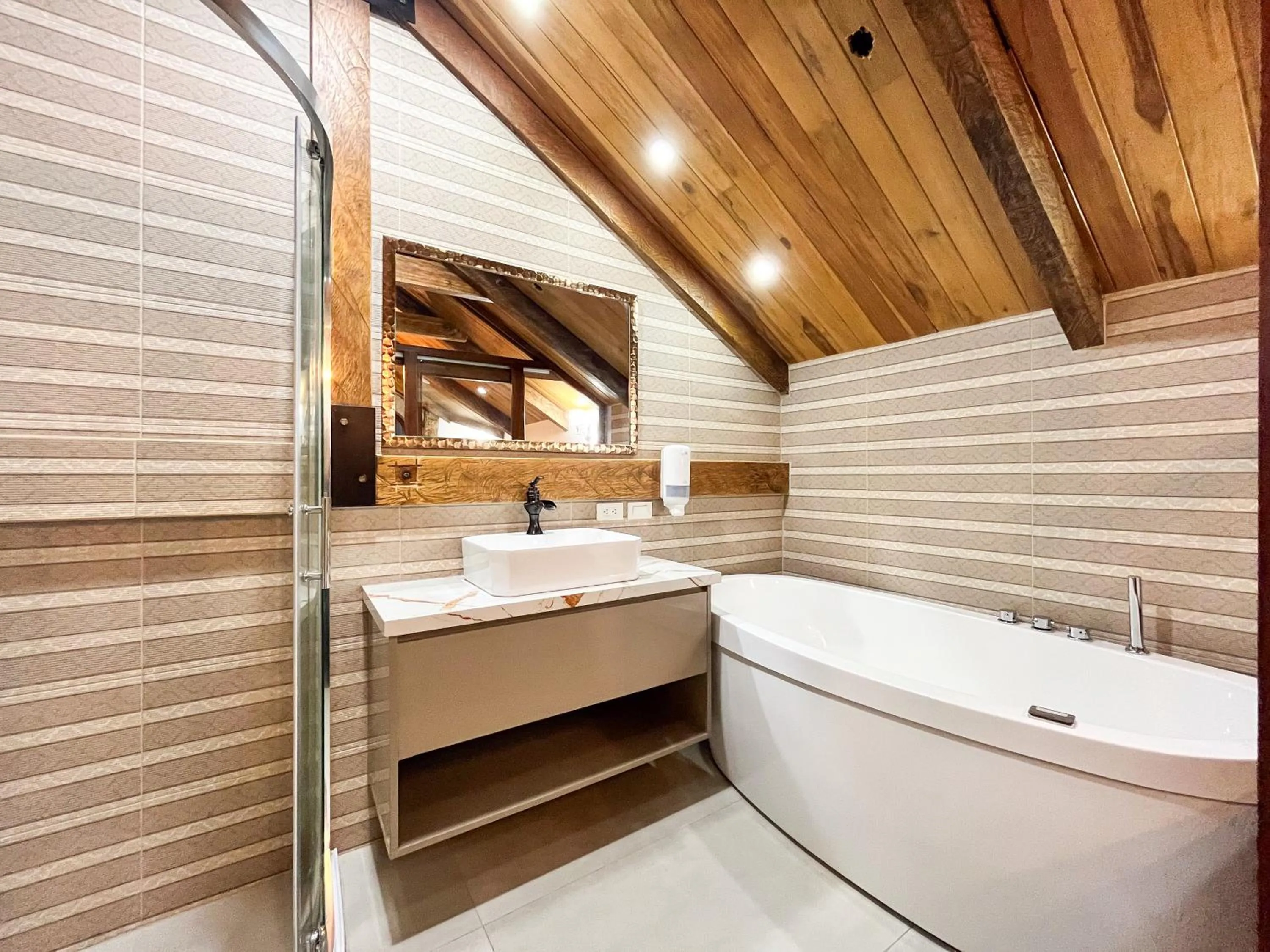 Shower in Hotel & Rooftop King Experience by David