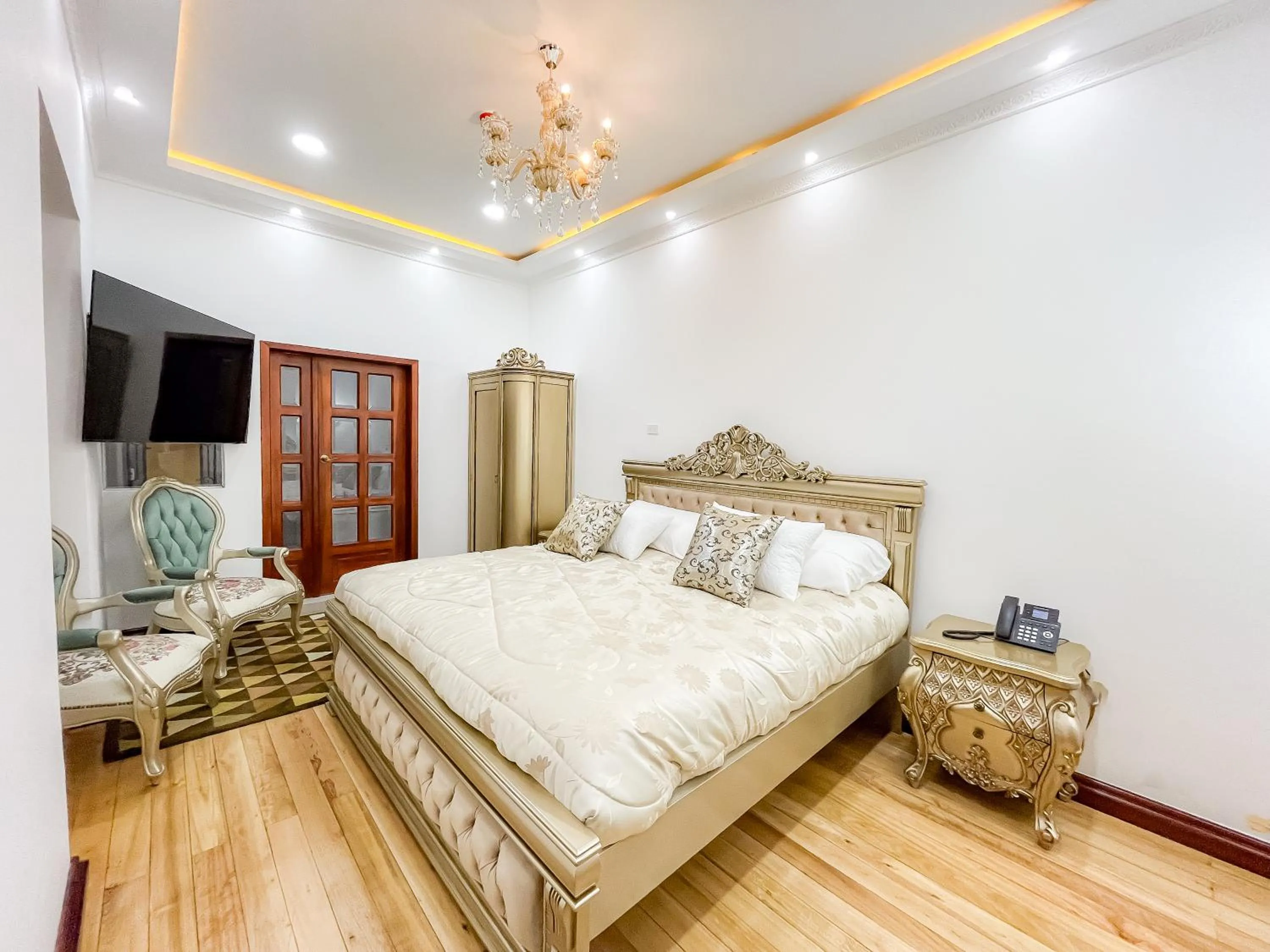 Bed in Hotel & Rooftop King Experience by David