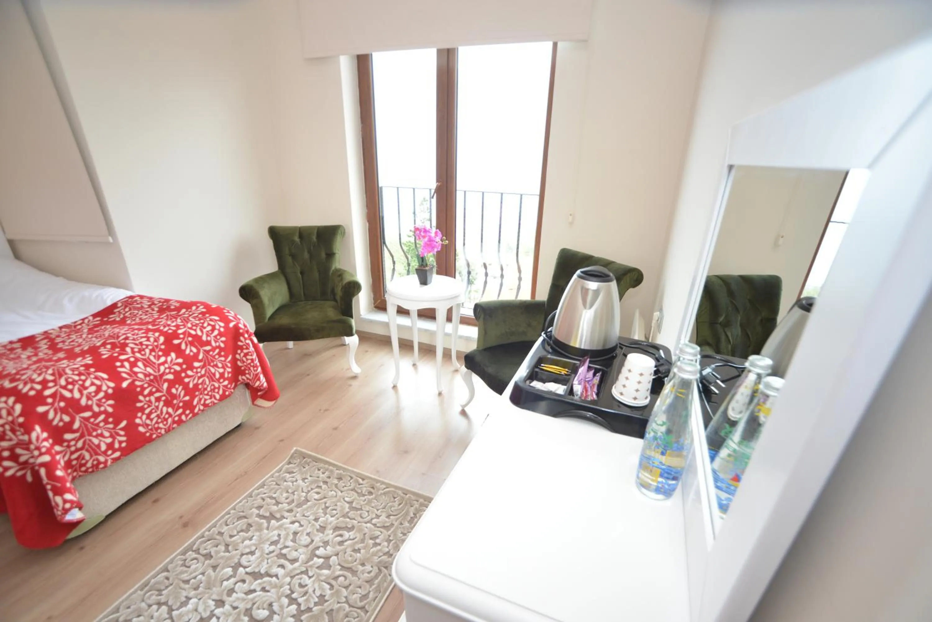 Photo of the whole room, Bed in Akamoy Boztepe Hotel & restaurant