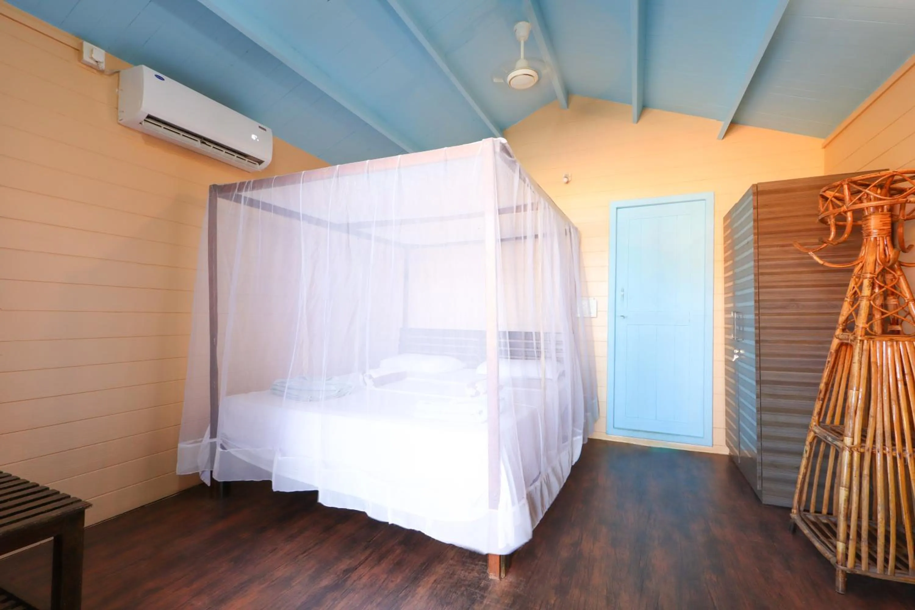 Photo of the whole room, Bed in Sea Star Resort