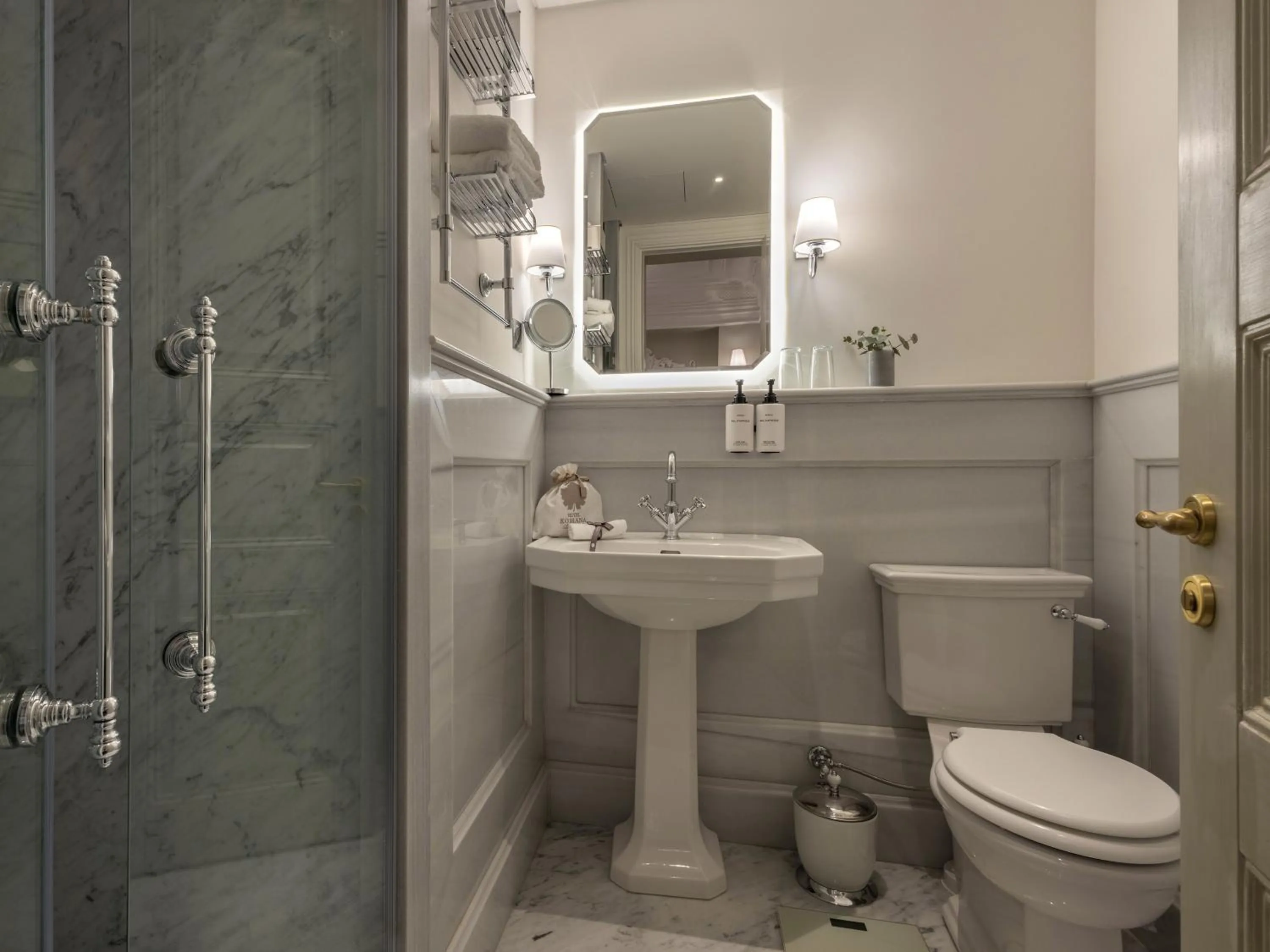 Shower in Komana Hotel Binbirdirek