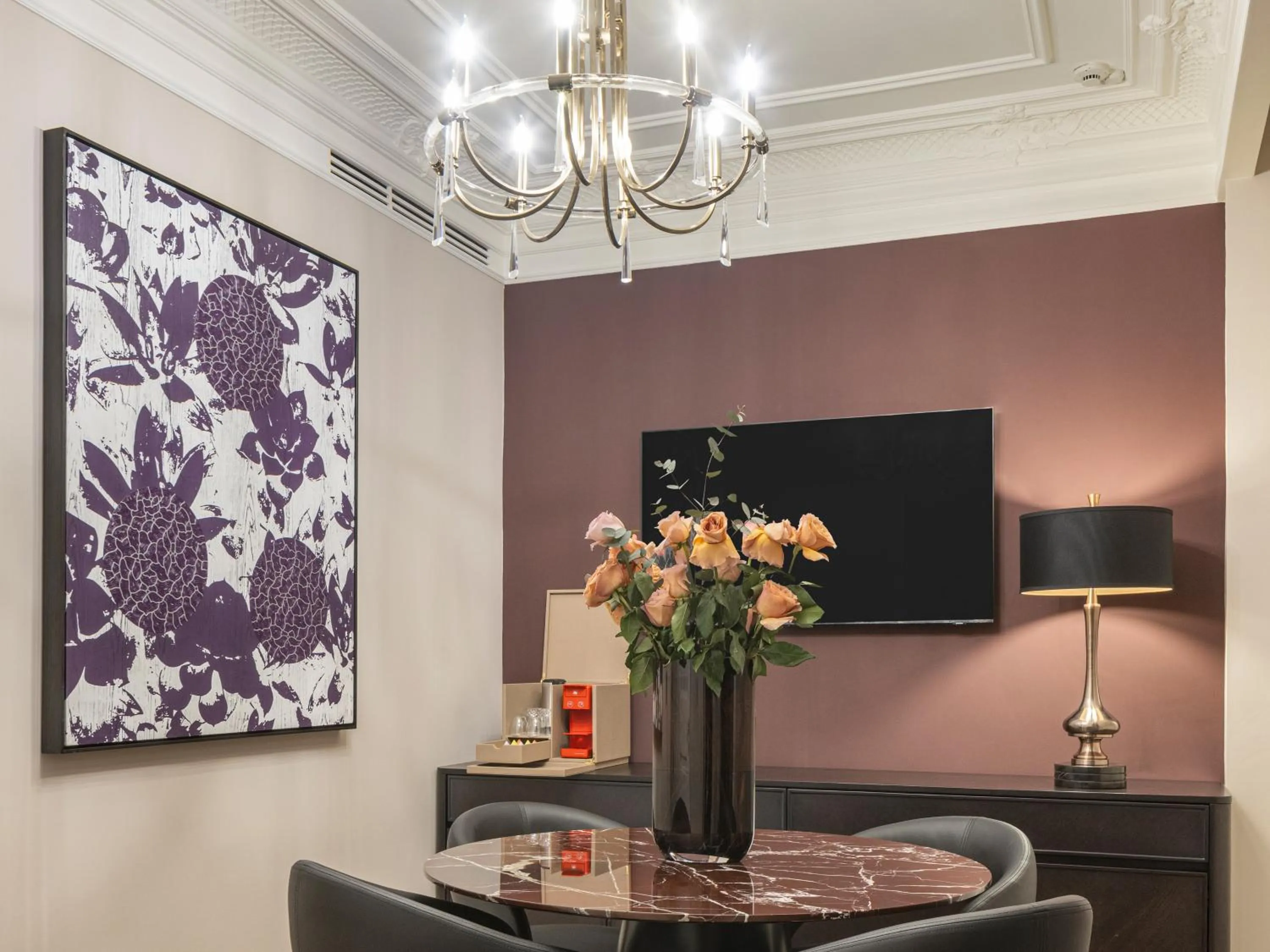 Communal lounge/ TV room in Komana Hotel Binbirdirek