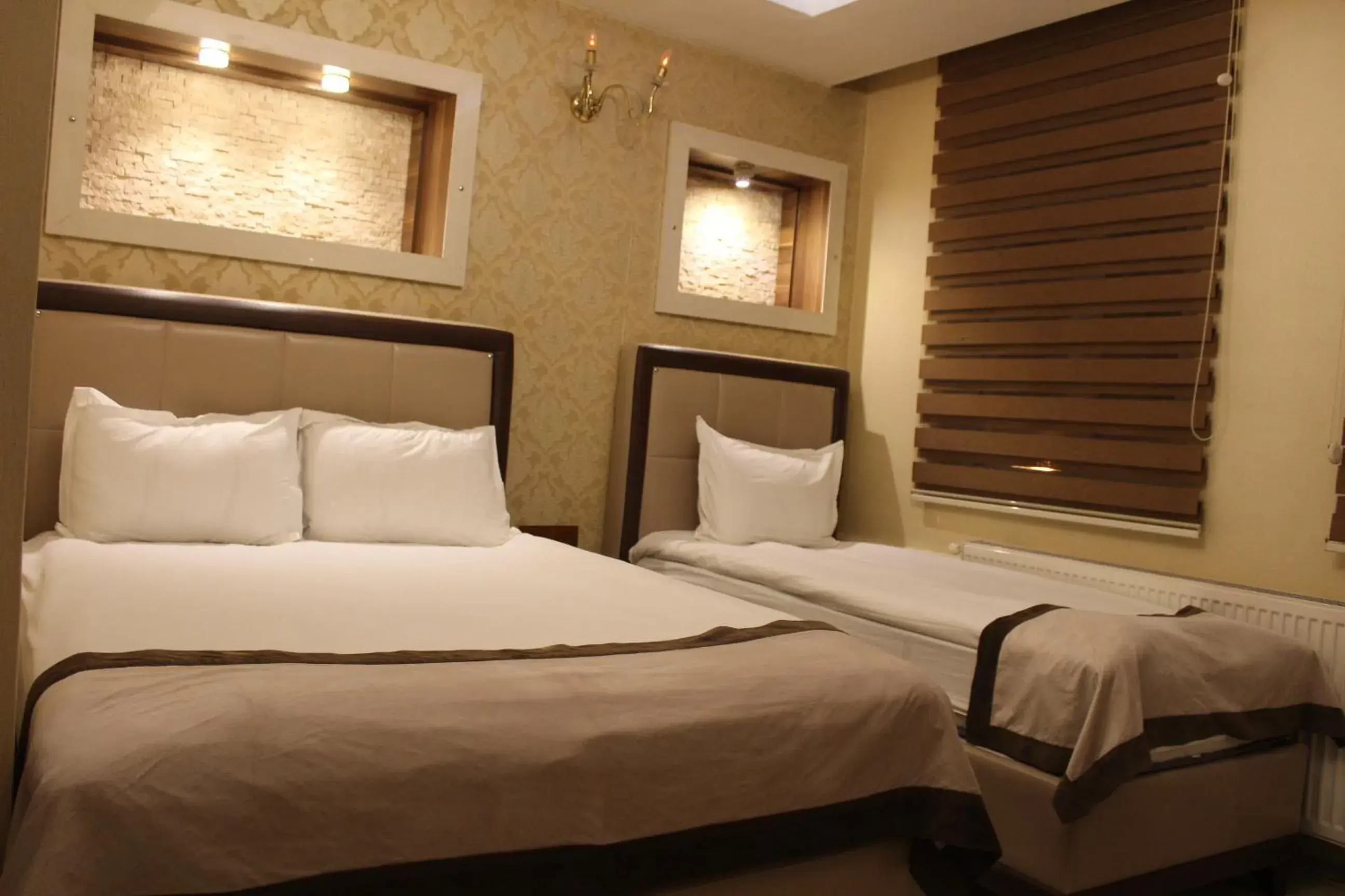 Triple Room with Bathroom in Kars Konak Hotel Triple Room with Bathroom in Kars Konak Hotel