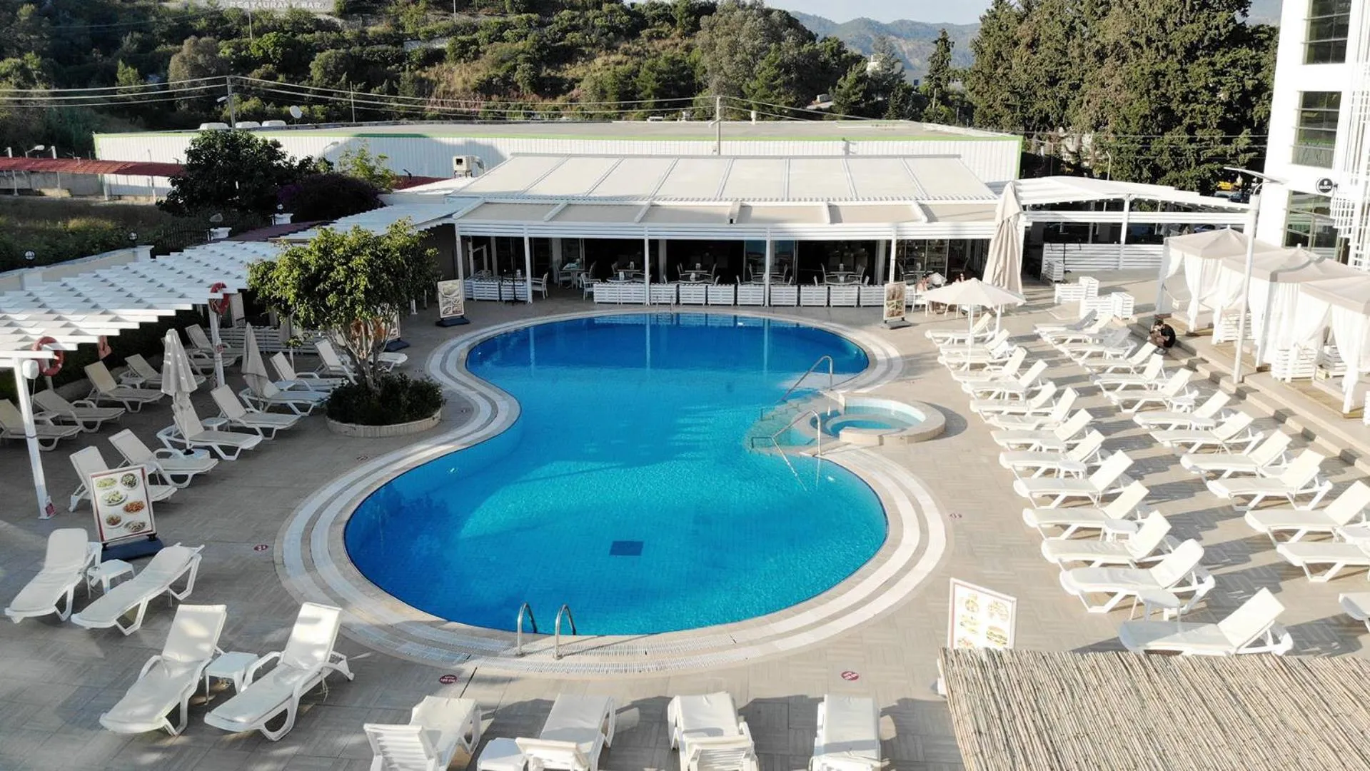 Swimming pool in Forum Residence Hotel
