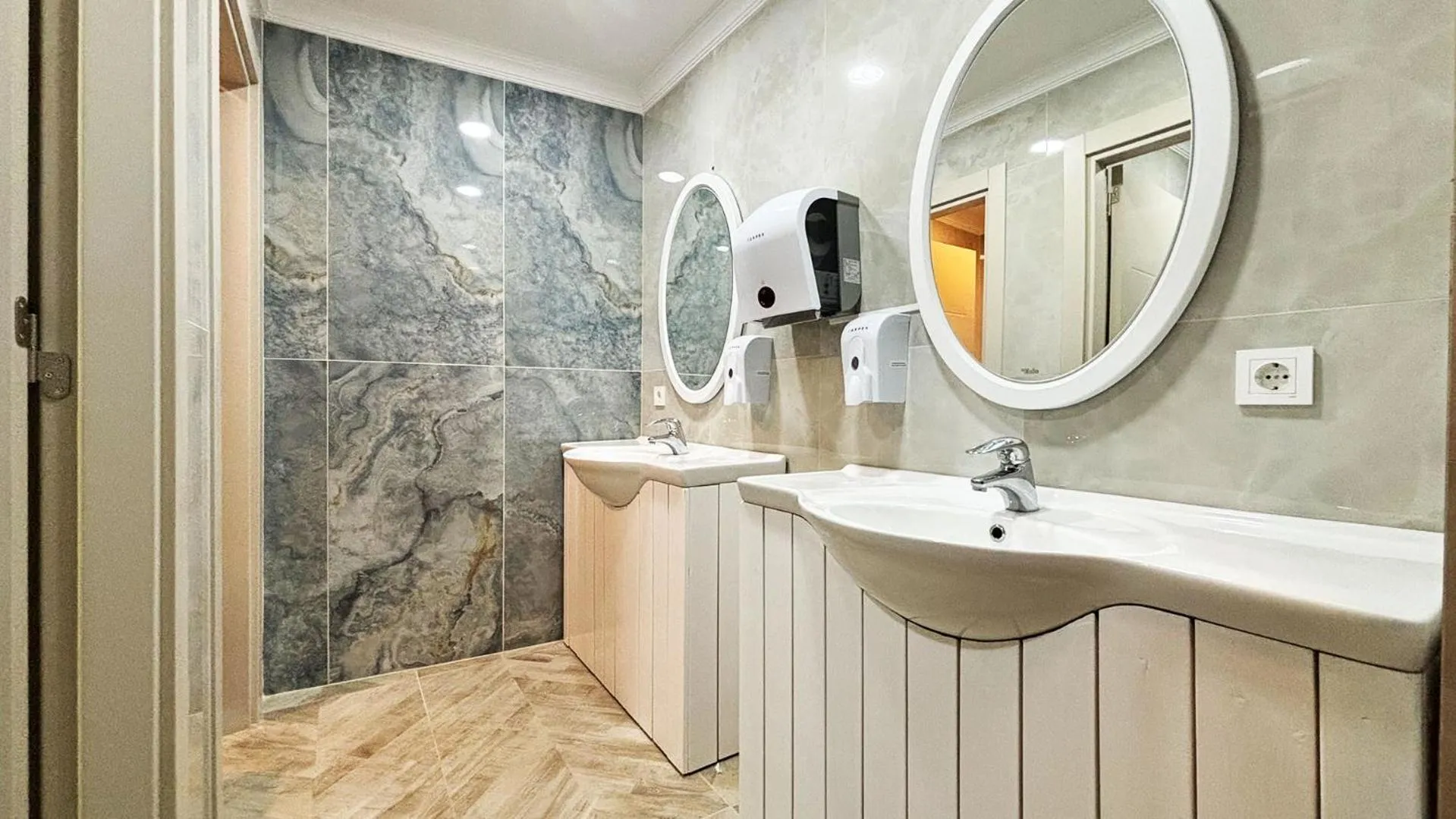 Toilet in Forum Residence Hotel