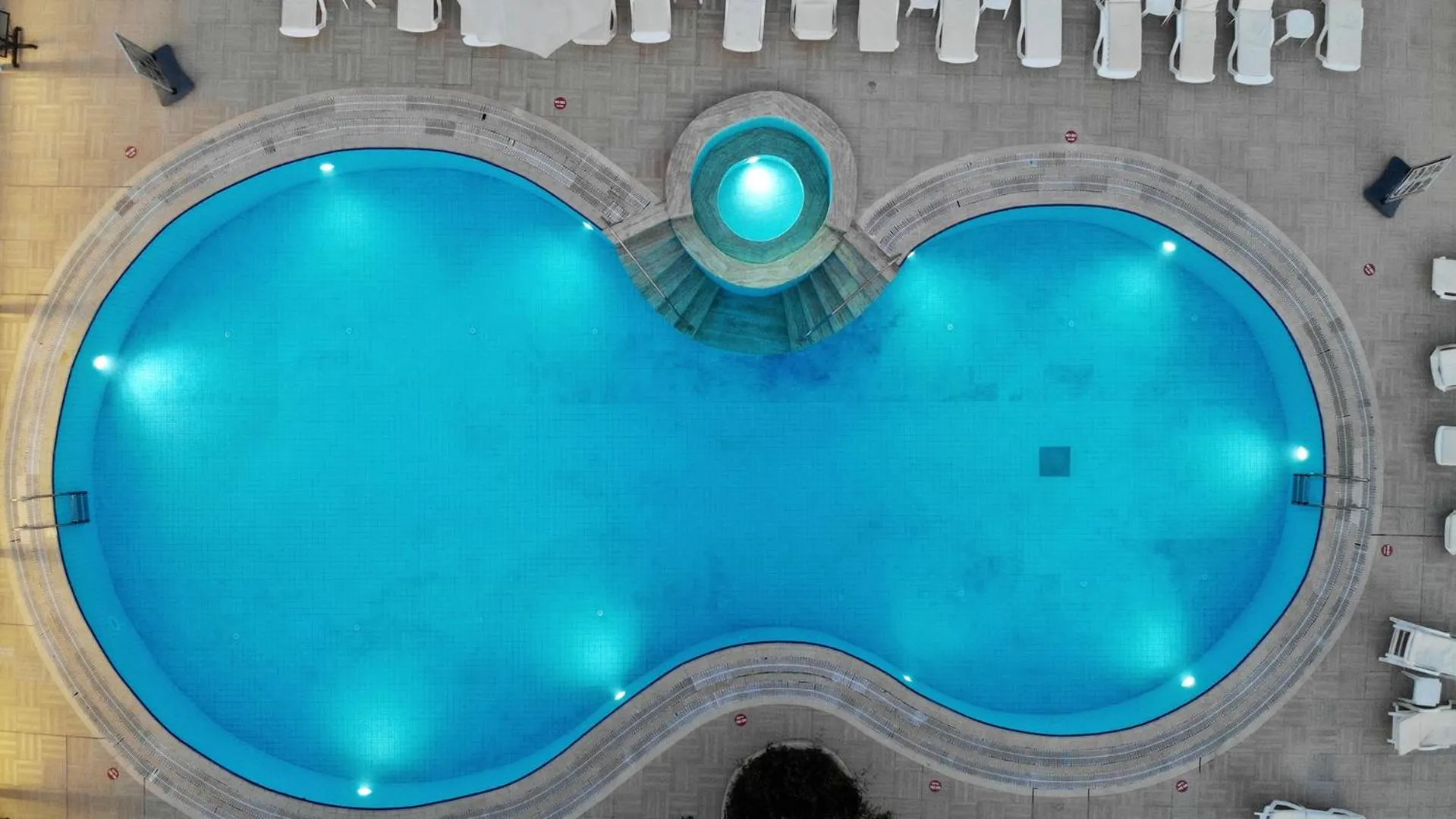 Swimming pool in Forum Residence Hotel