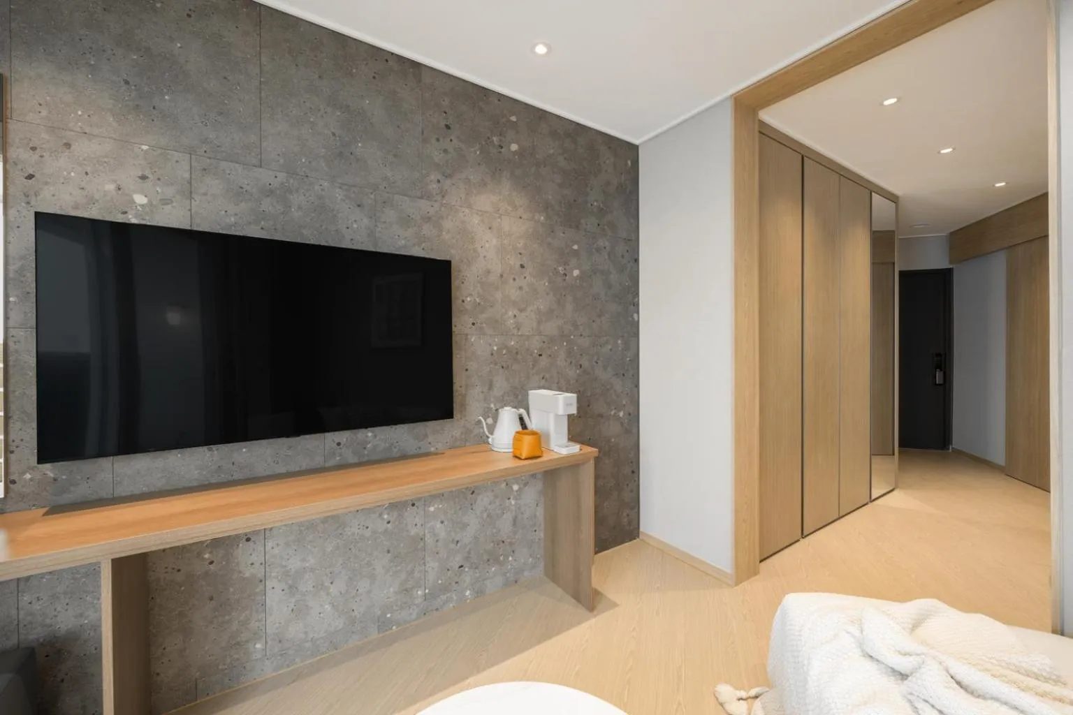 Communal lounge/ TV room, Bed in Le Collective Sokcho Beach