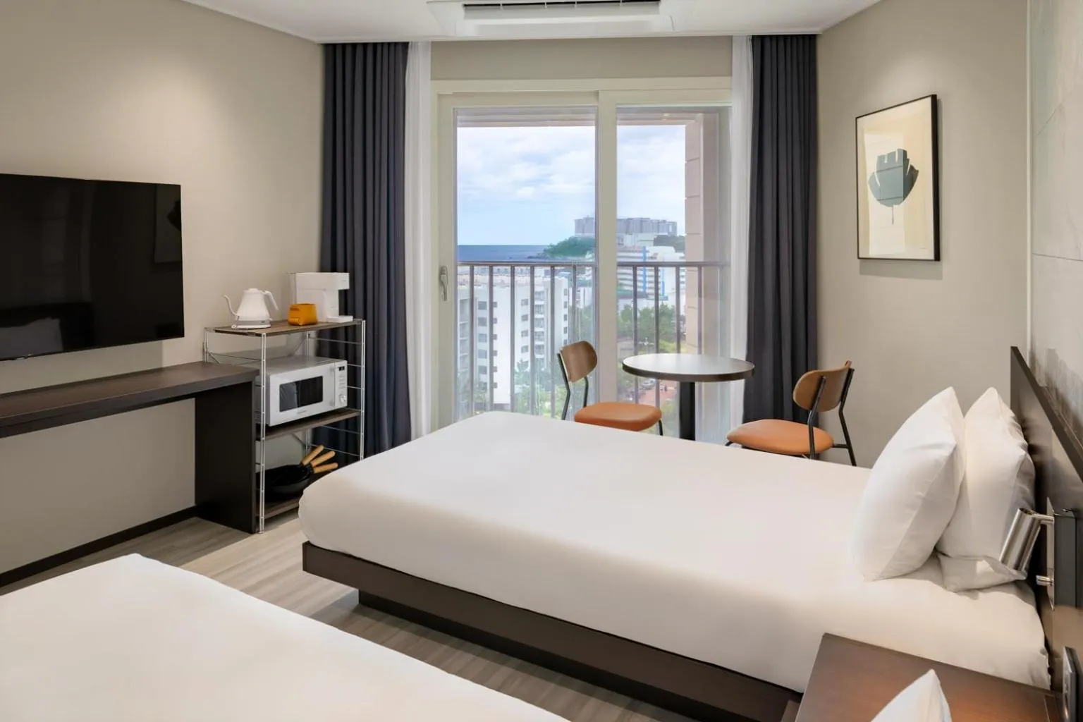 Photo of the whole room, Bed in Le Collective Sokcho Beach