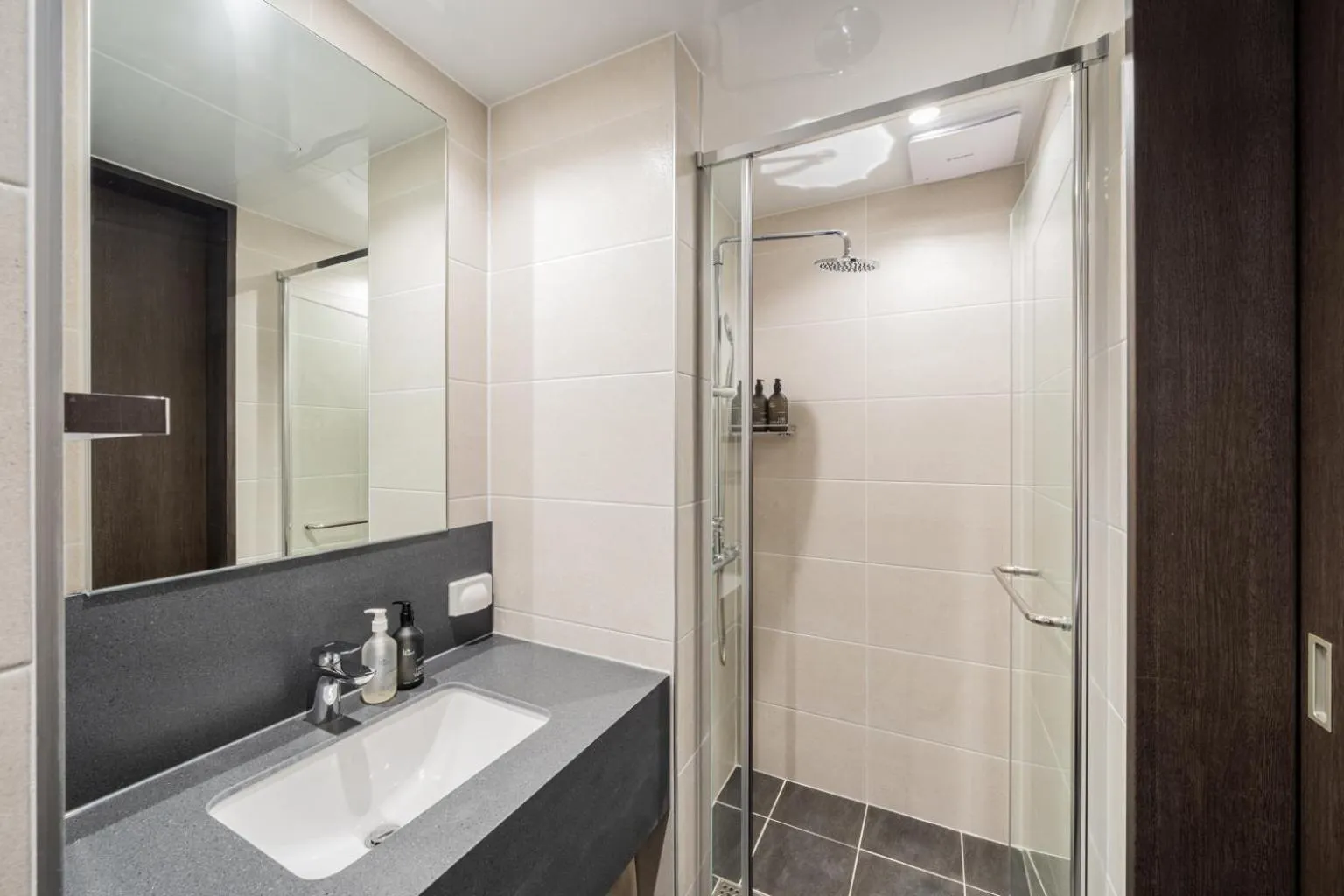 Shower in Le Collective Sokcho Beach