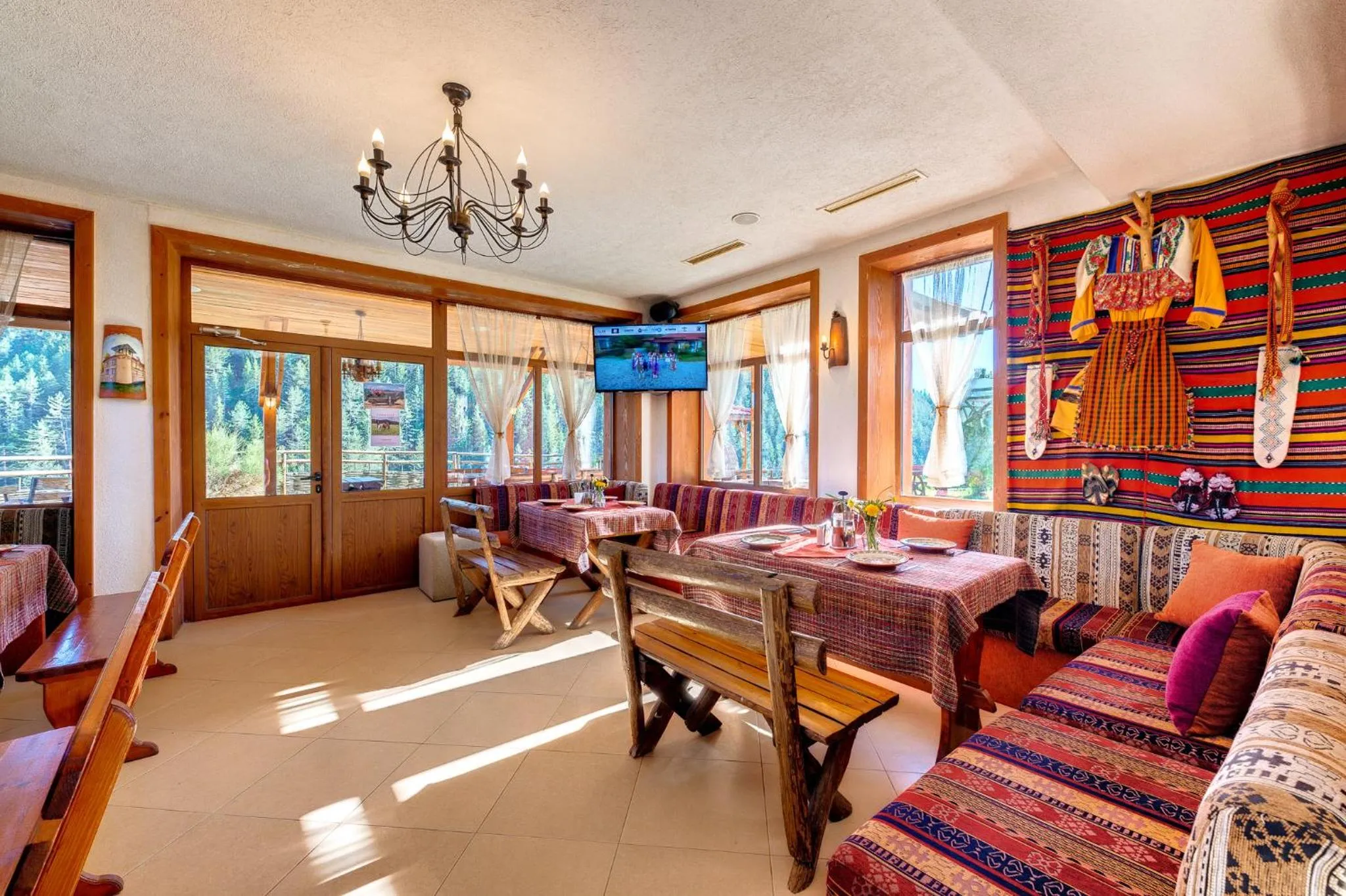 Restaurant/places to eat in Hotel Mursal