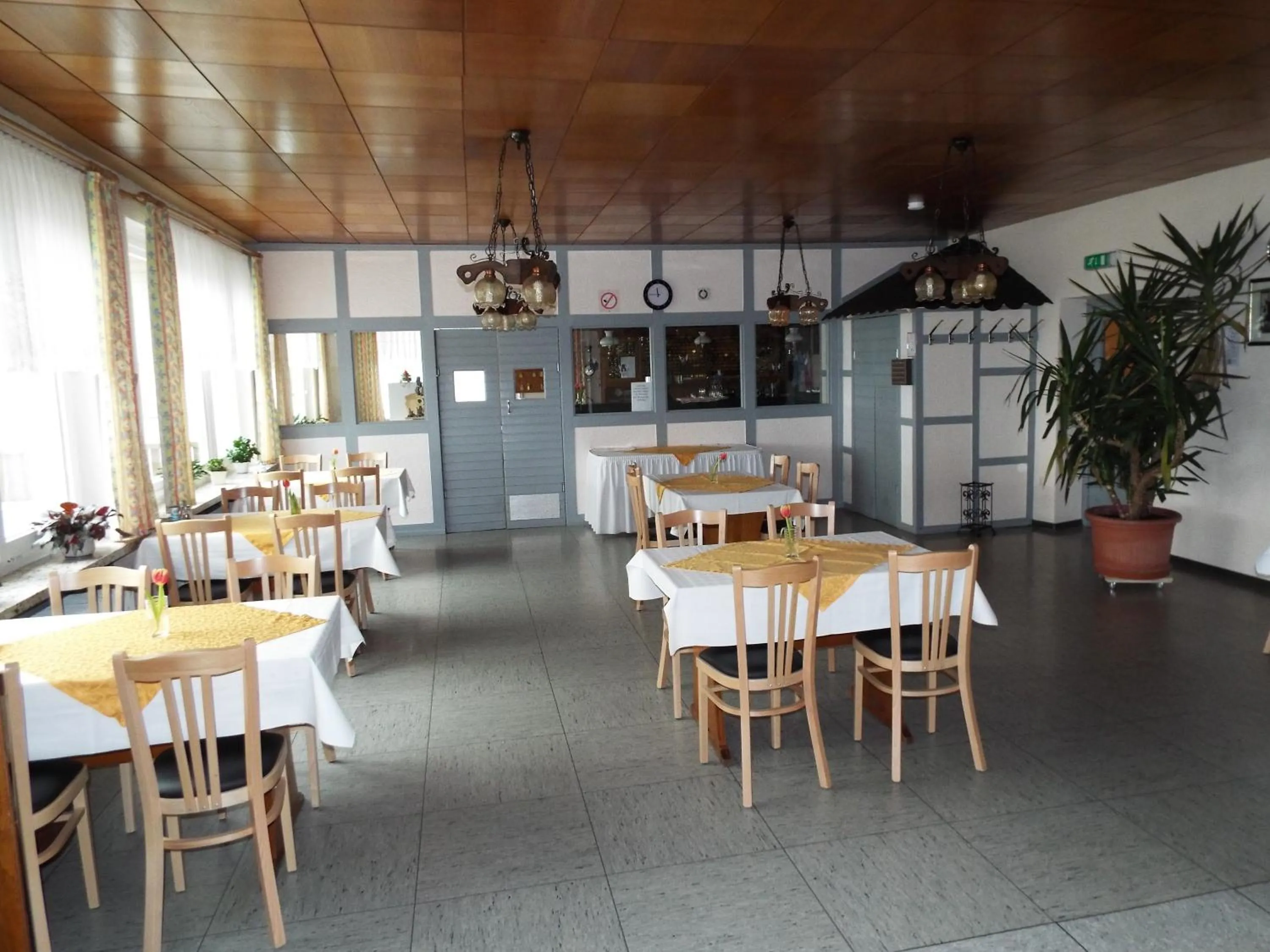 Restaurant/places to eat in Hotel garni Zum Reinhardswald