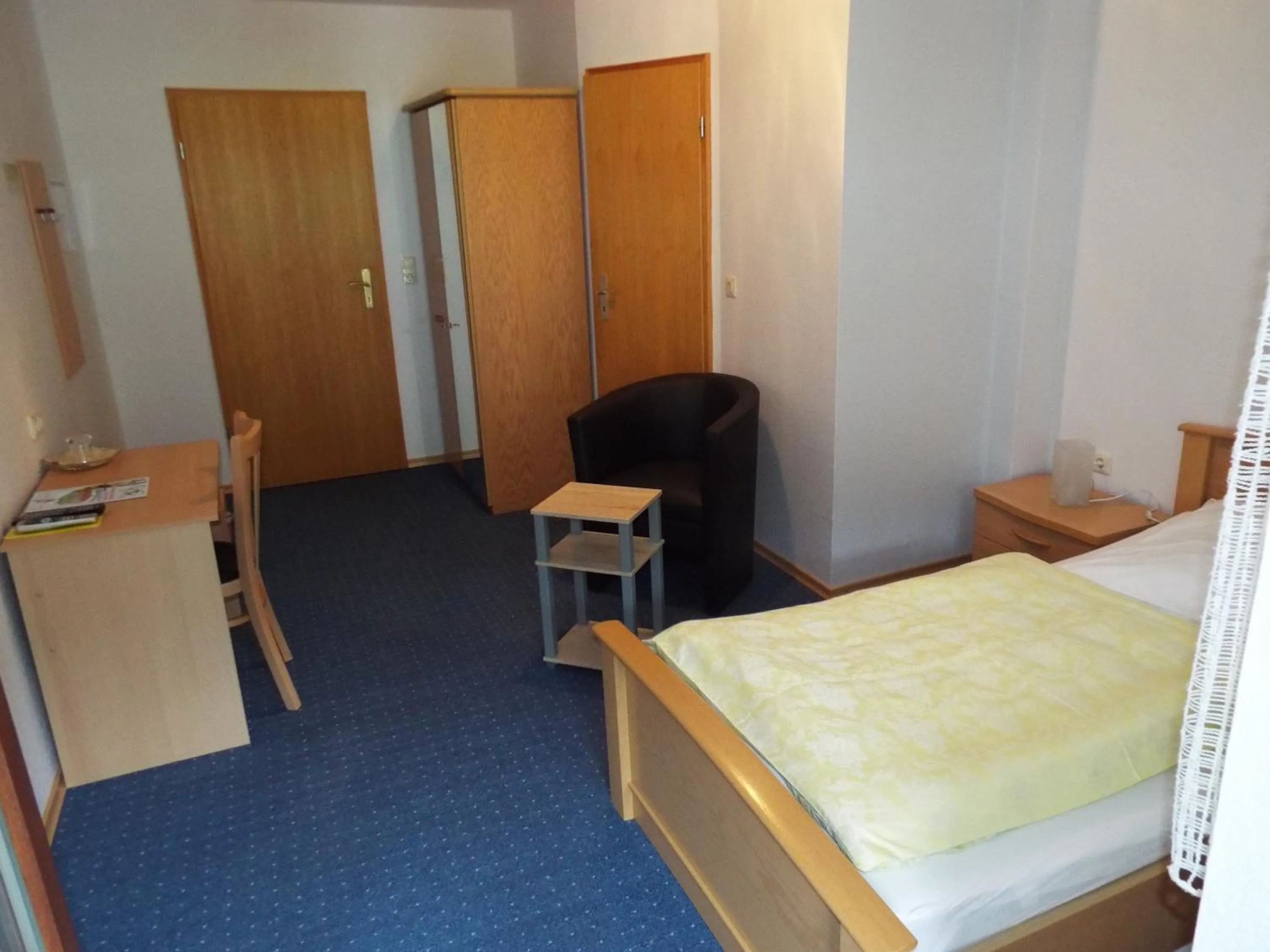 Photo of the whole room, Bed in Hotel garni Zum Reinhardswald