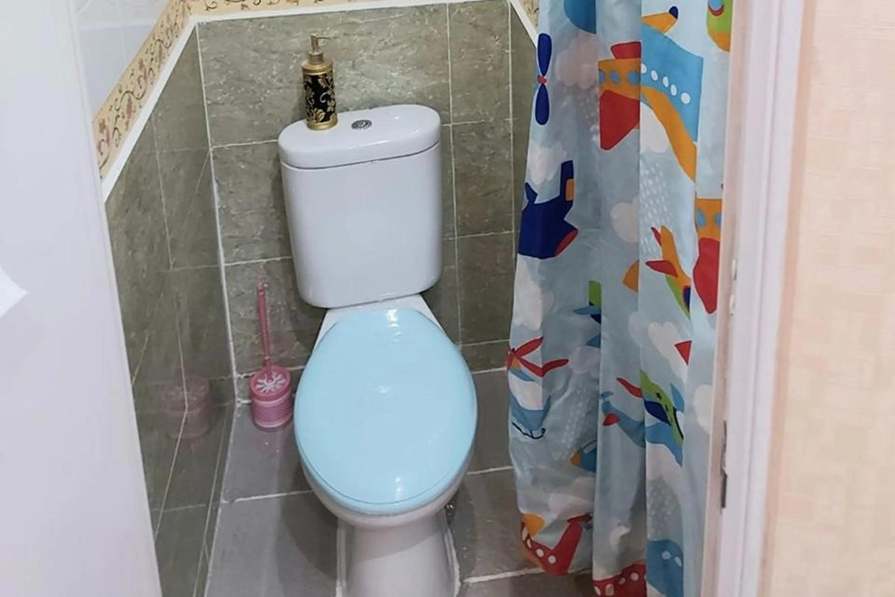 Bathroom in Green Pramuka by Uchi Property