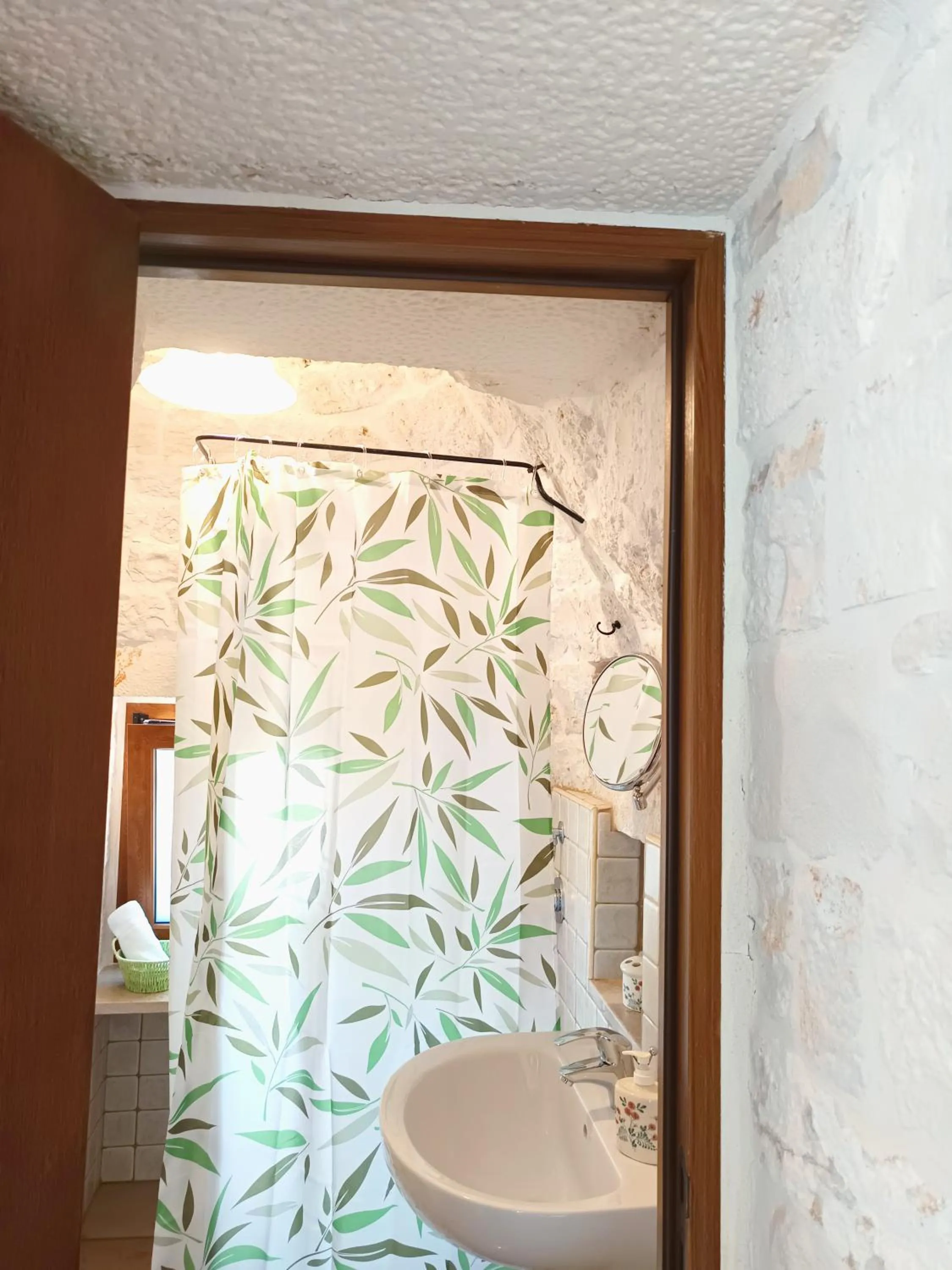Shower in La Rosa dei Trulli B&B