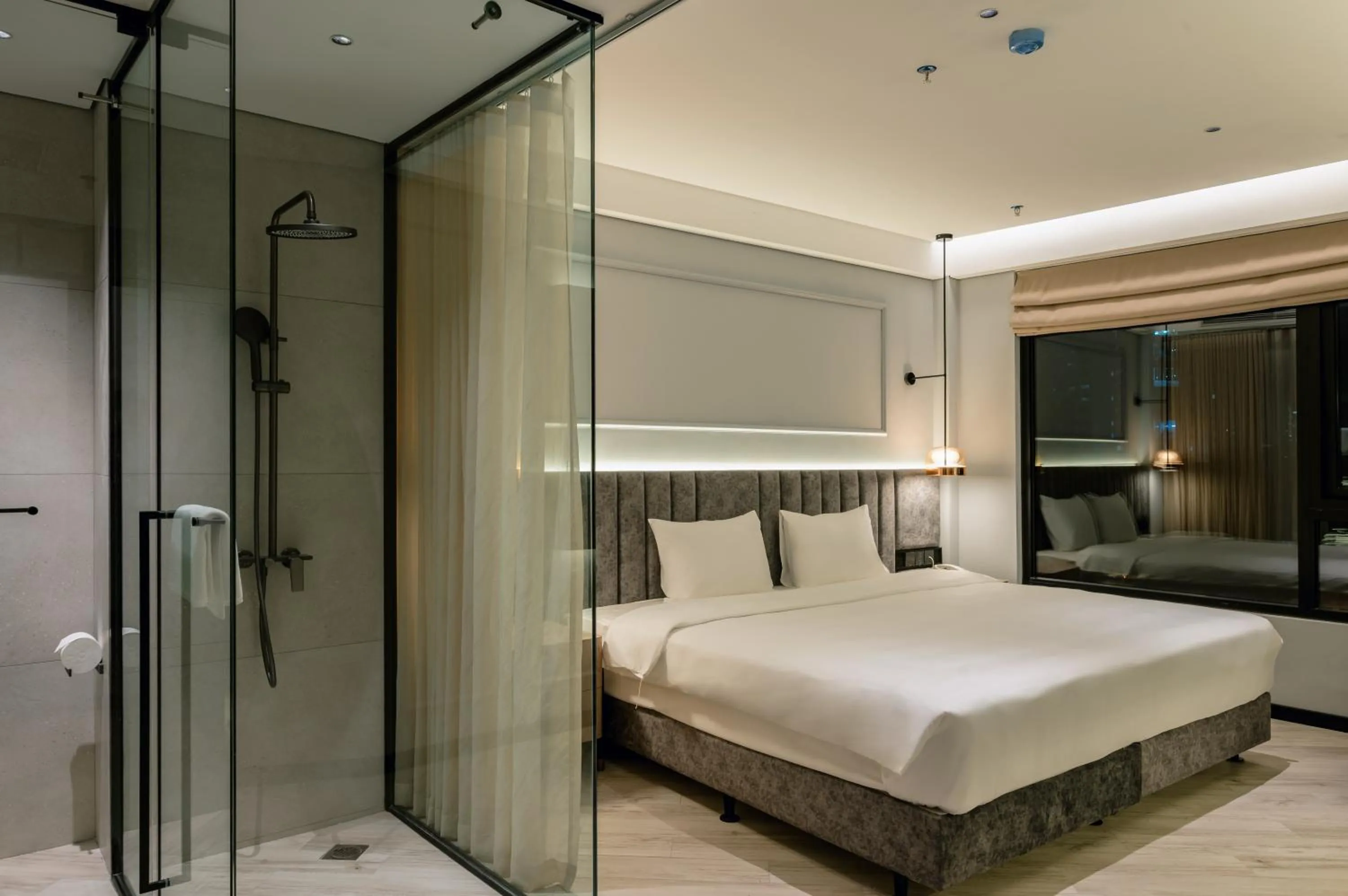 Shower, Bed in iRest Signature Ba Dinh Lakeside