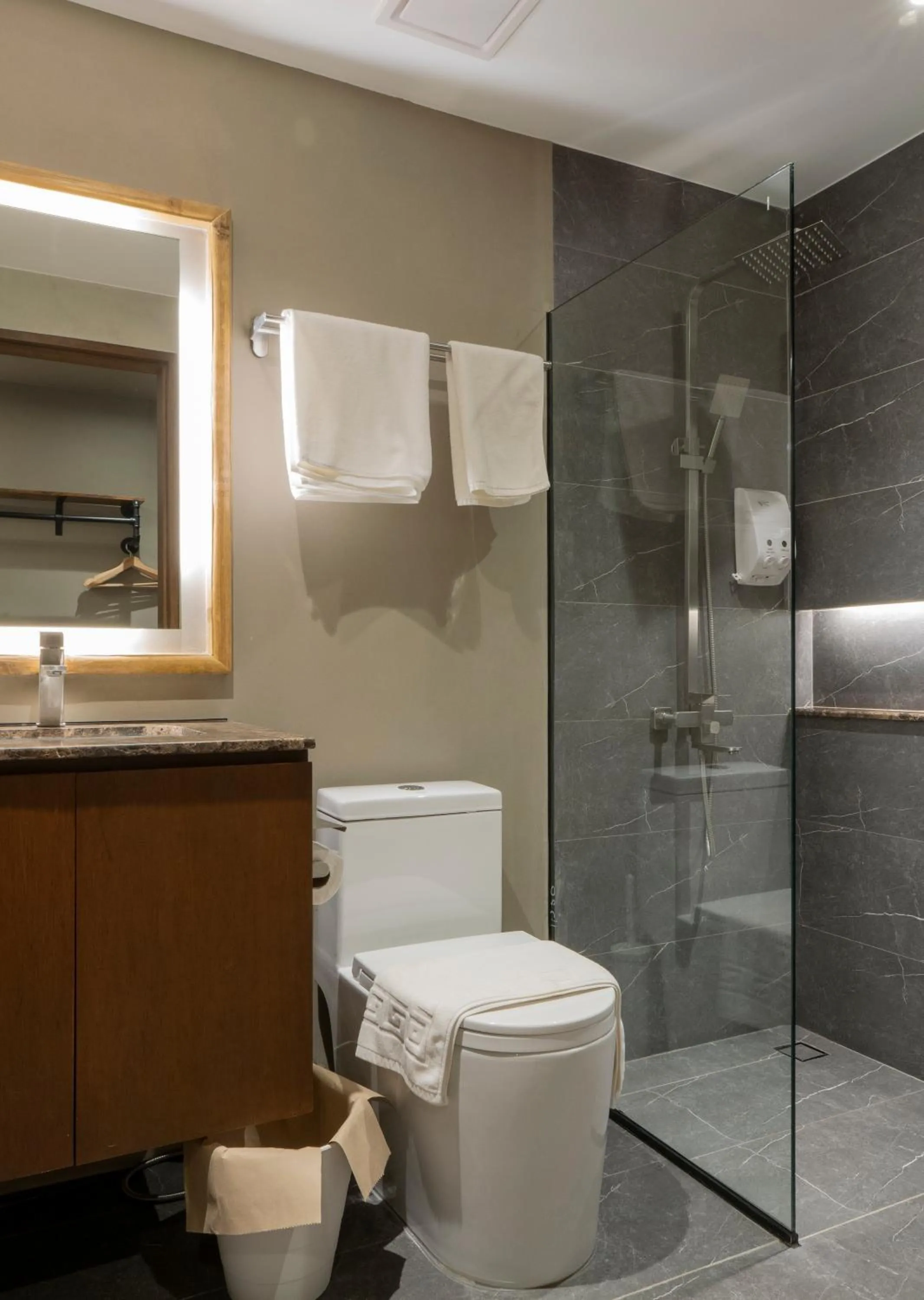 Shower in Lakwa Motel Lio