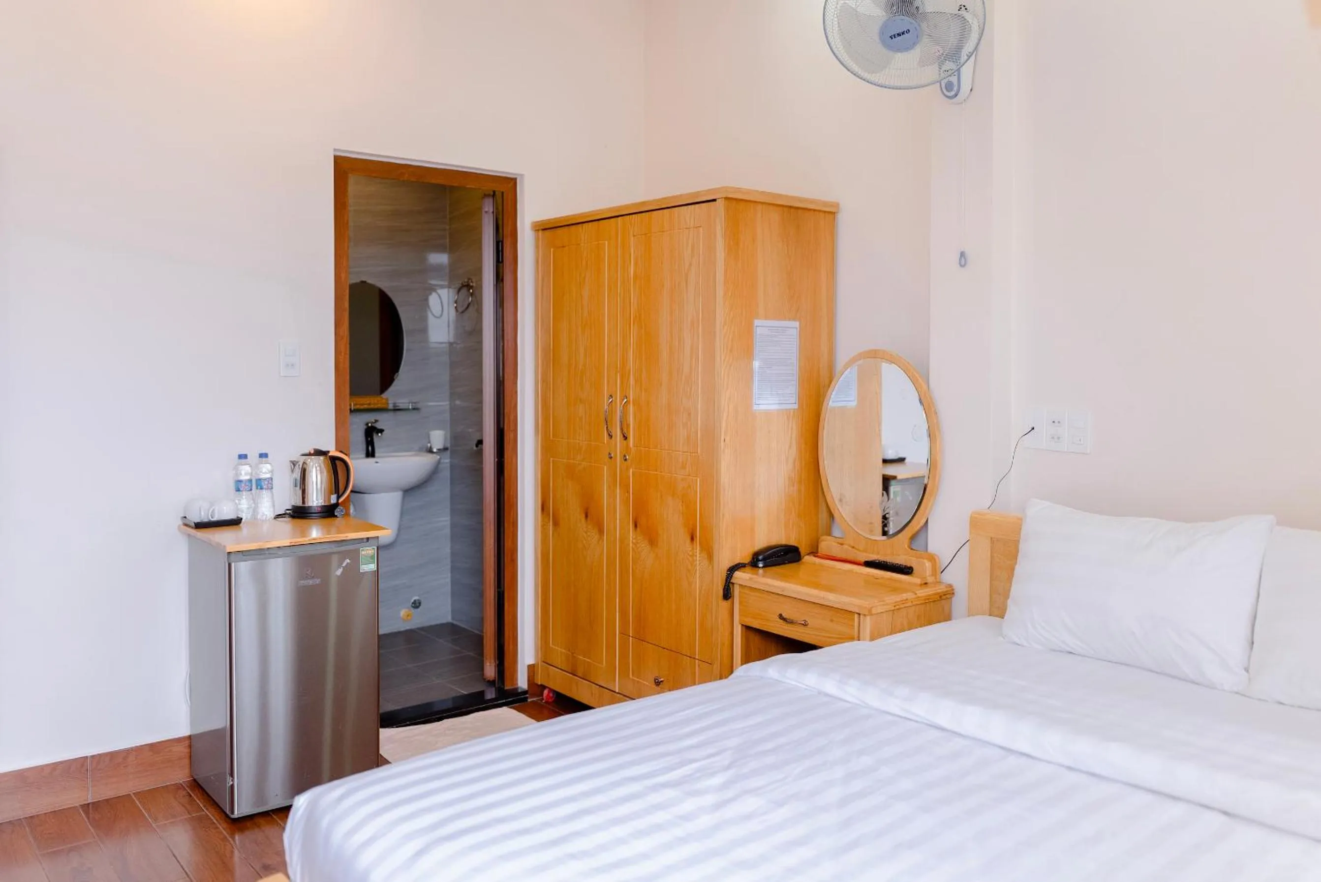 Photo of the whole room, Bed in Mylan Hotel Đà Lạt by HOFs