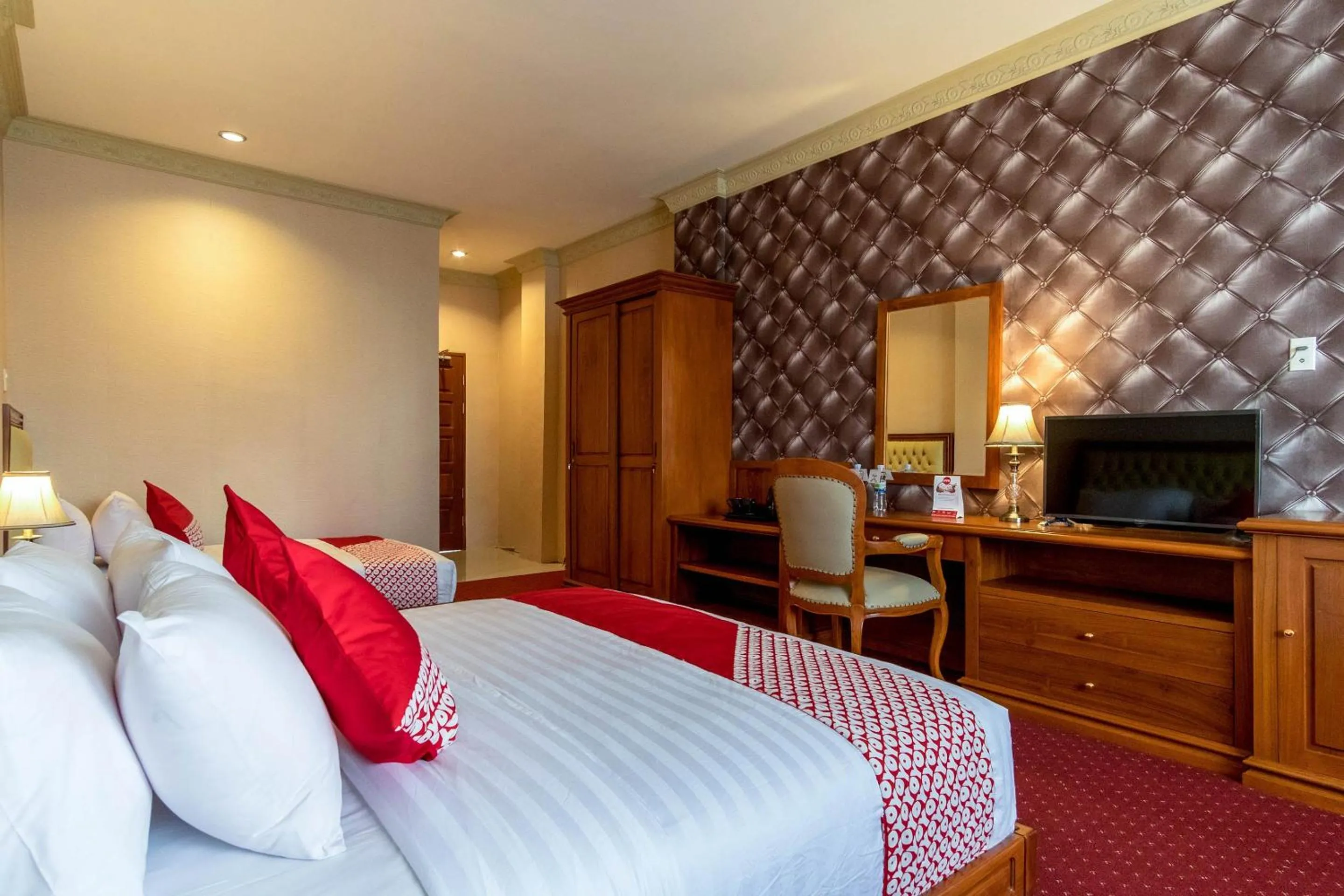 Bedroom, Bed in Capital O 293 Mutiara Hijau Suites Syariah