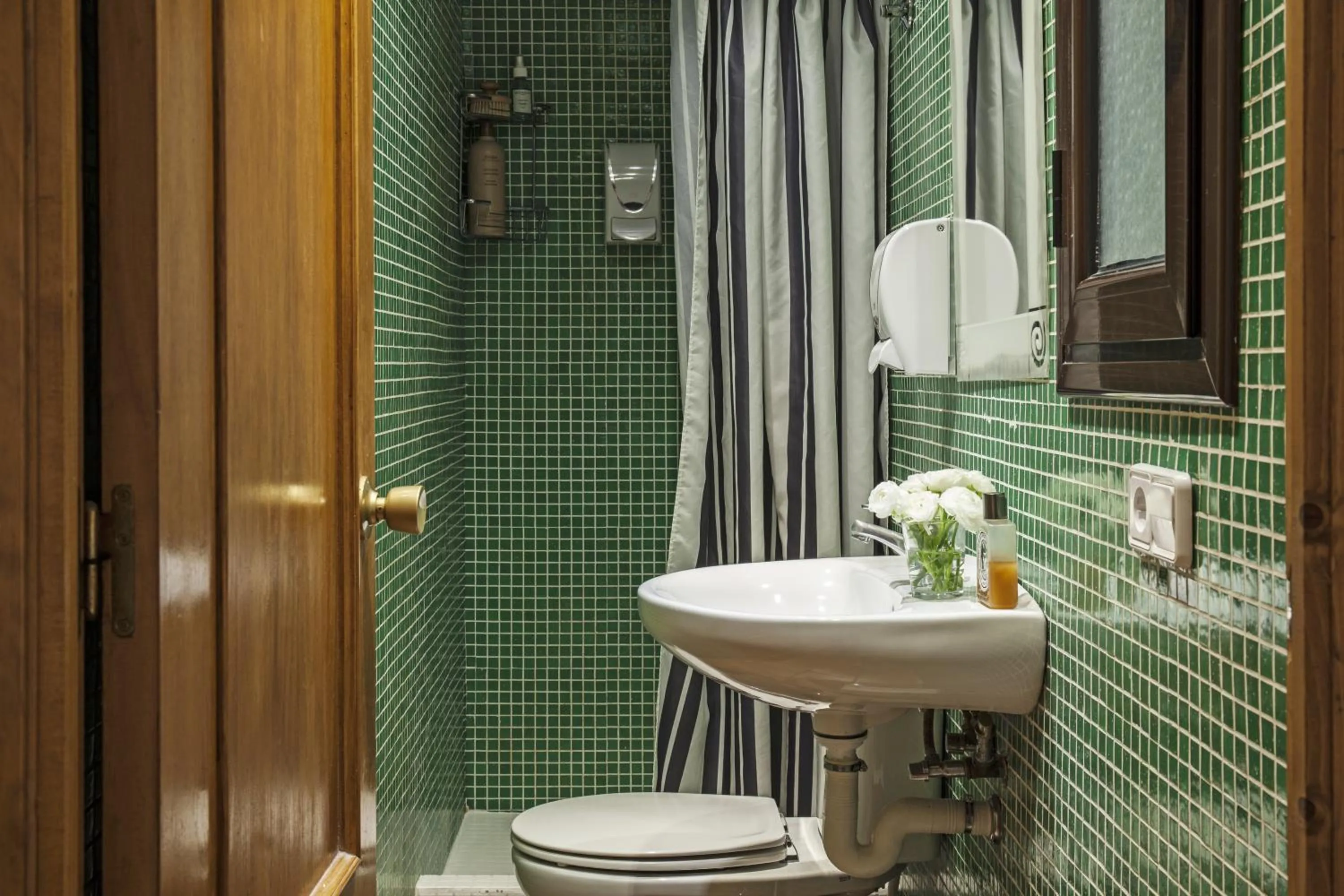 Bathroom in AinB Las Ramblas-Guardia Apartments