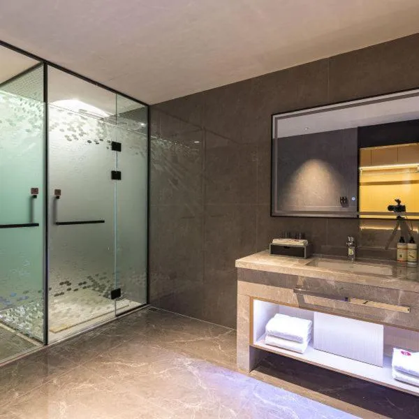 Shower in Ramada Plaza by Wyndham Ezhou Binjiang