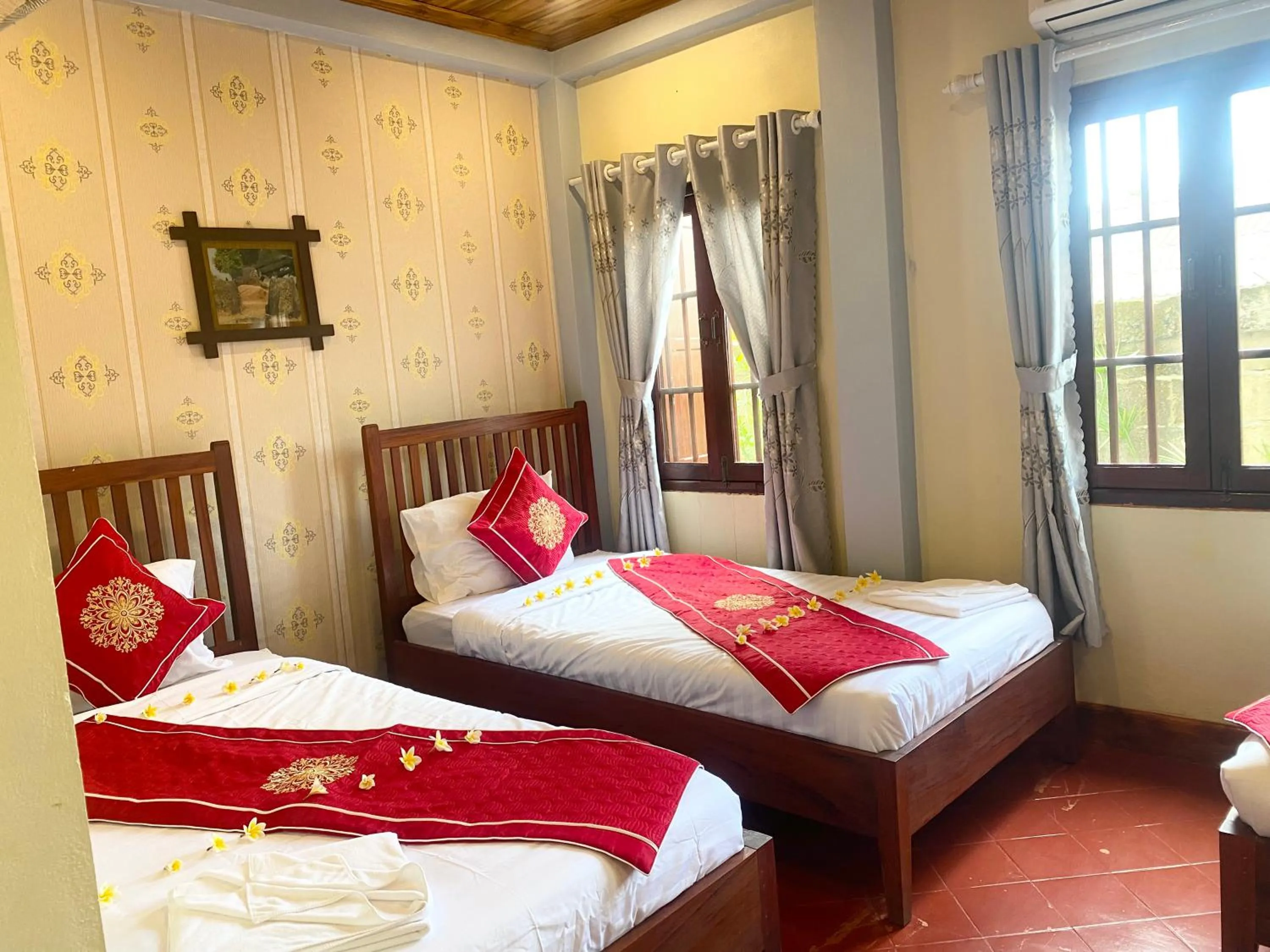 Photo of the whole room, Bed in Golden Sun Hotel