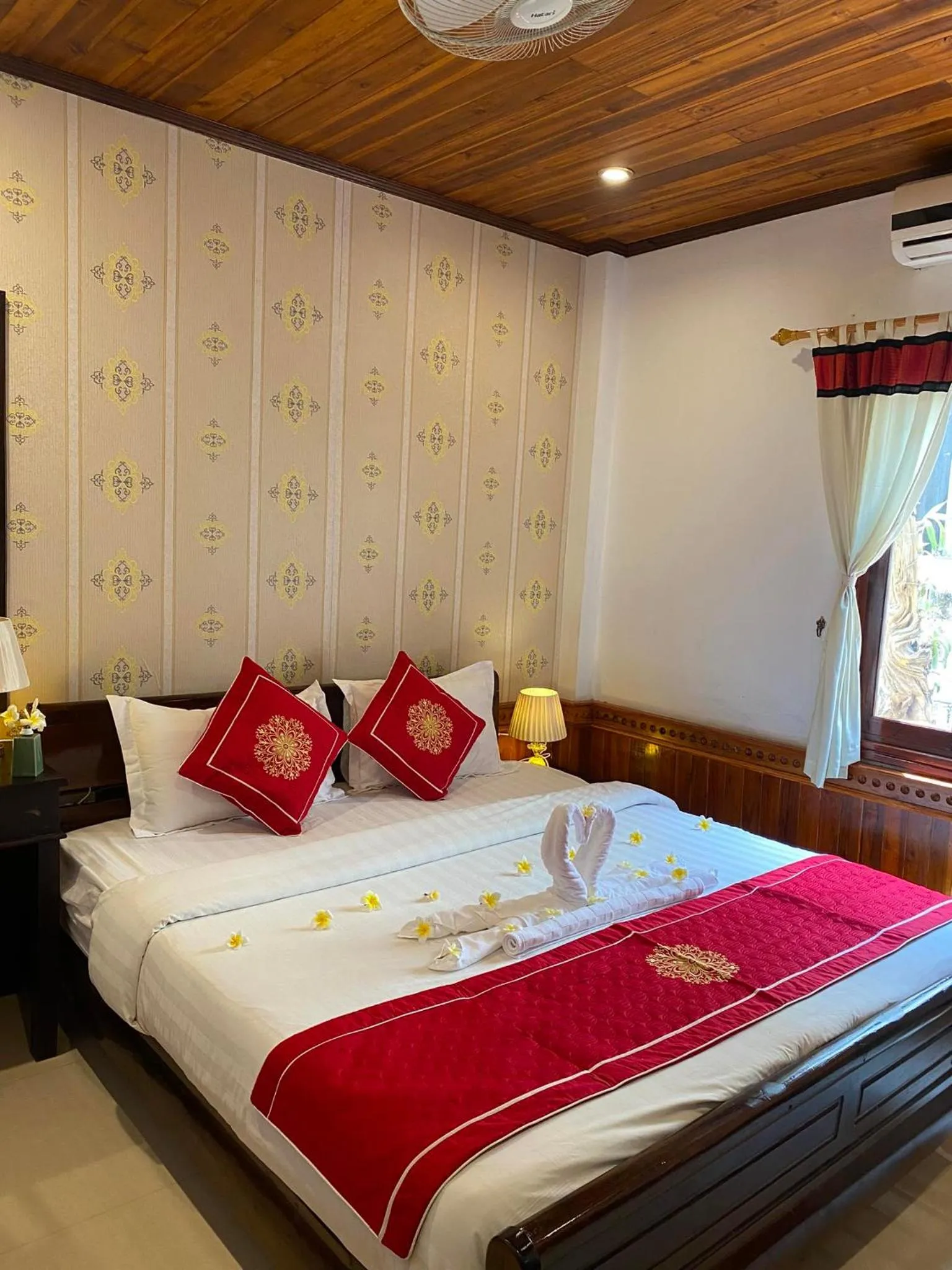 Photo of the whole room, Bed in Golden Sun Hotel