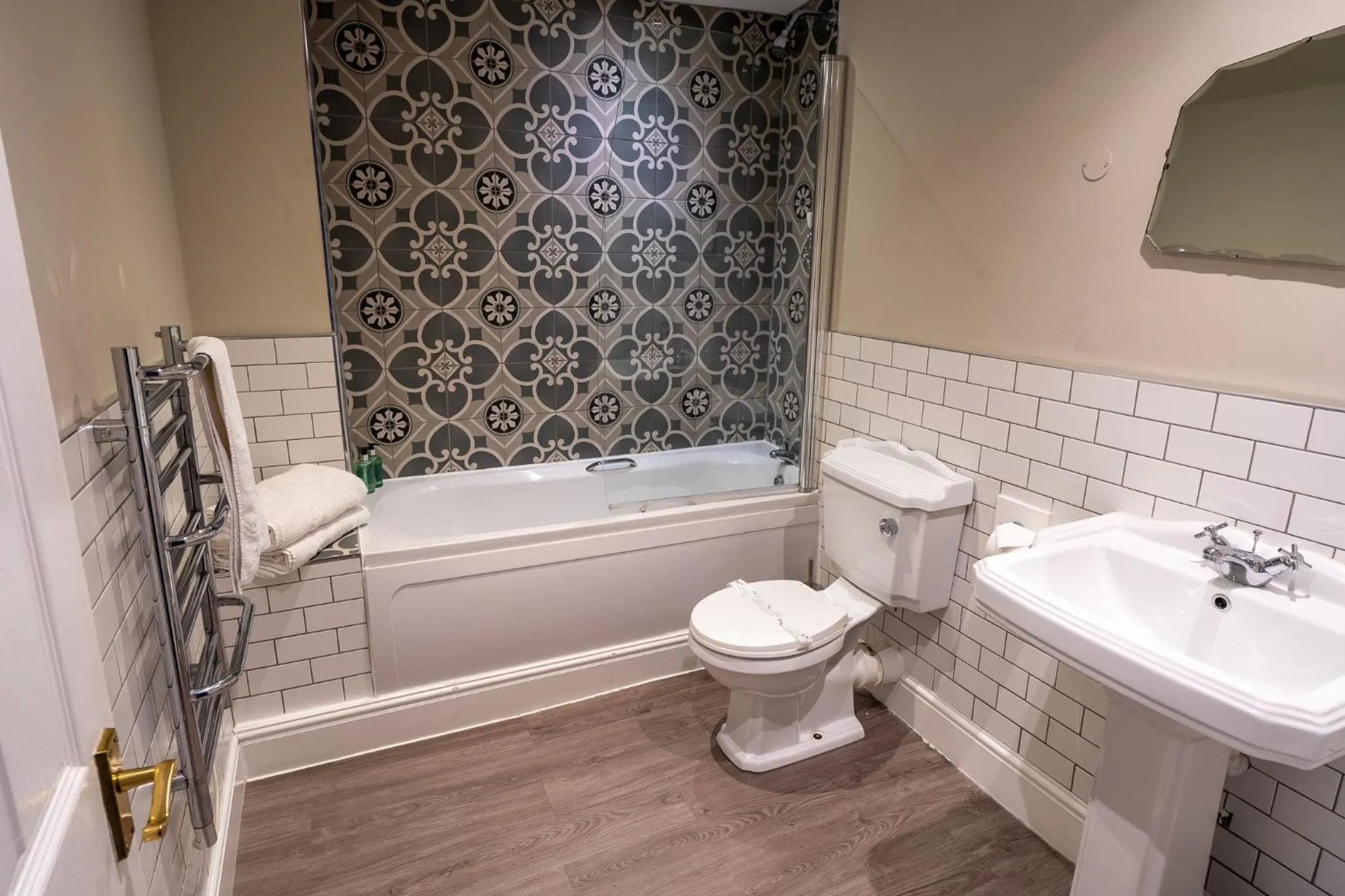 Shower in Snooty Fox