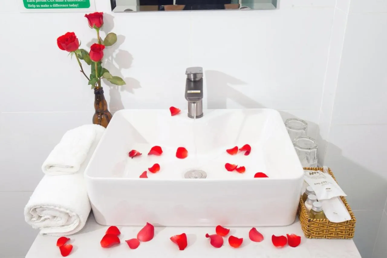 Shower in THE RICE HOTEL Nong Thon Dai Viet 131 Bui Vien