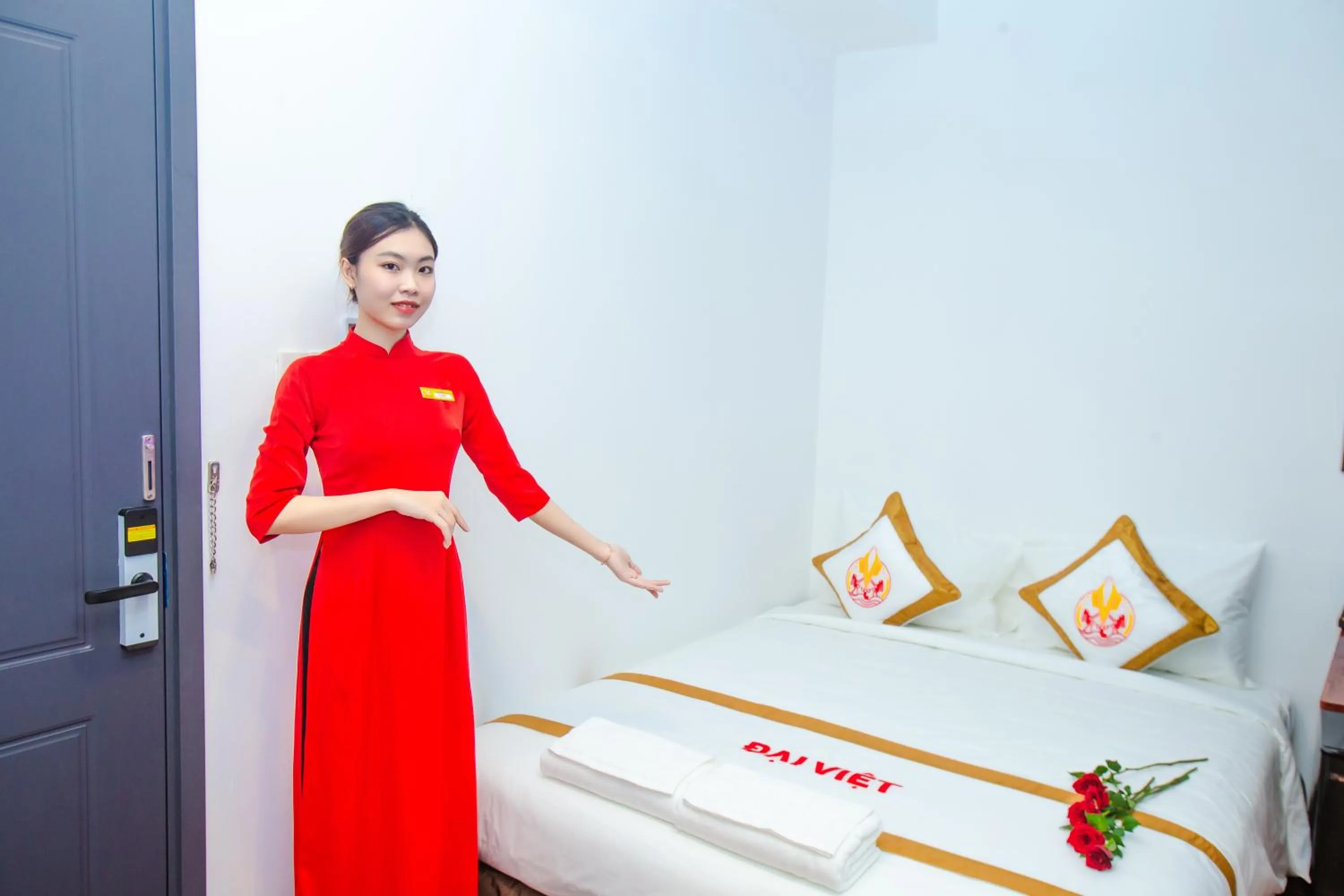 Staff, Bed in THE RICE HOTEL Nong Thon Dai Viet 131 Bui Vien