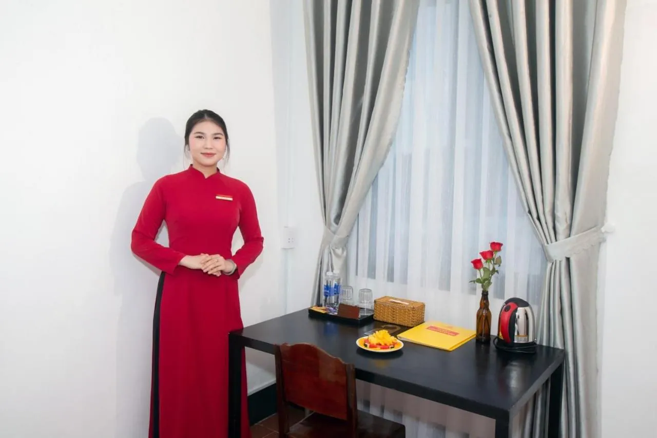 Staff in THE RICE HOTEL Nong Thon Dai Viet 131 Bui Vien