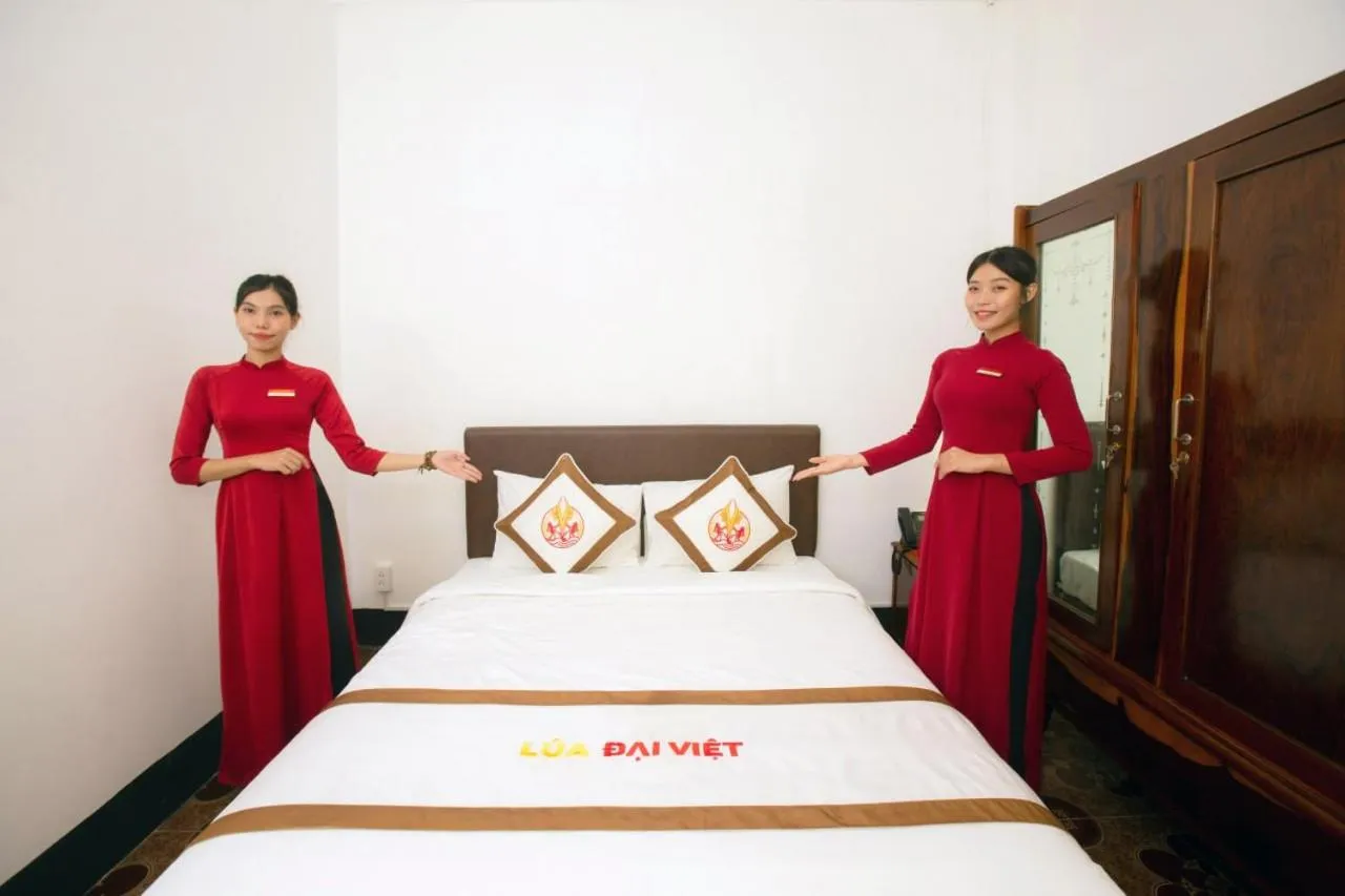 Staff, Bed in THE RICE HOTEL Nong Thon Dai Viet 131 Bui Vien
