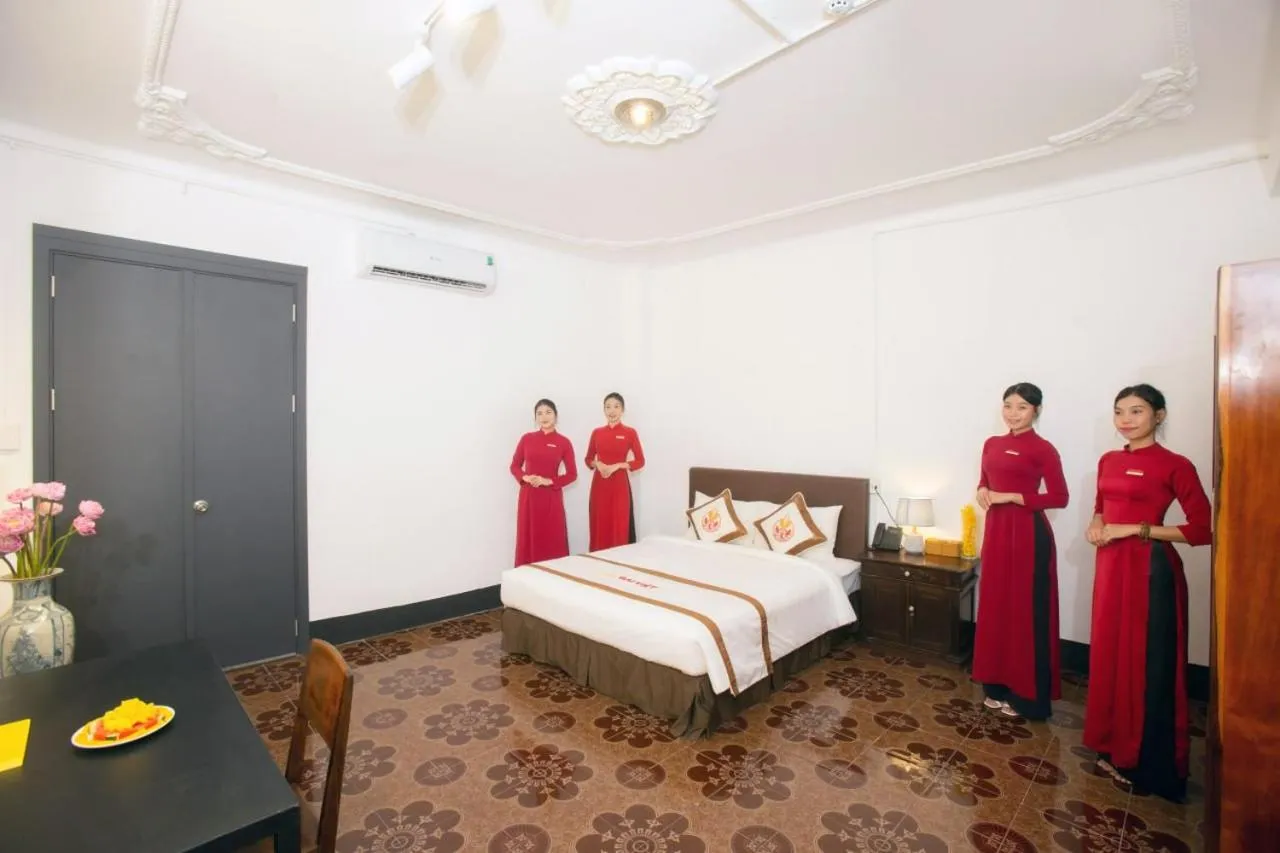 Staff, Bed in THE RICE HOTEL Nong Thon Dai Viet 131 Bui Vien