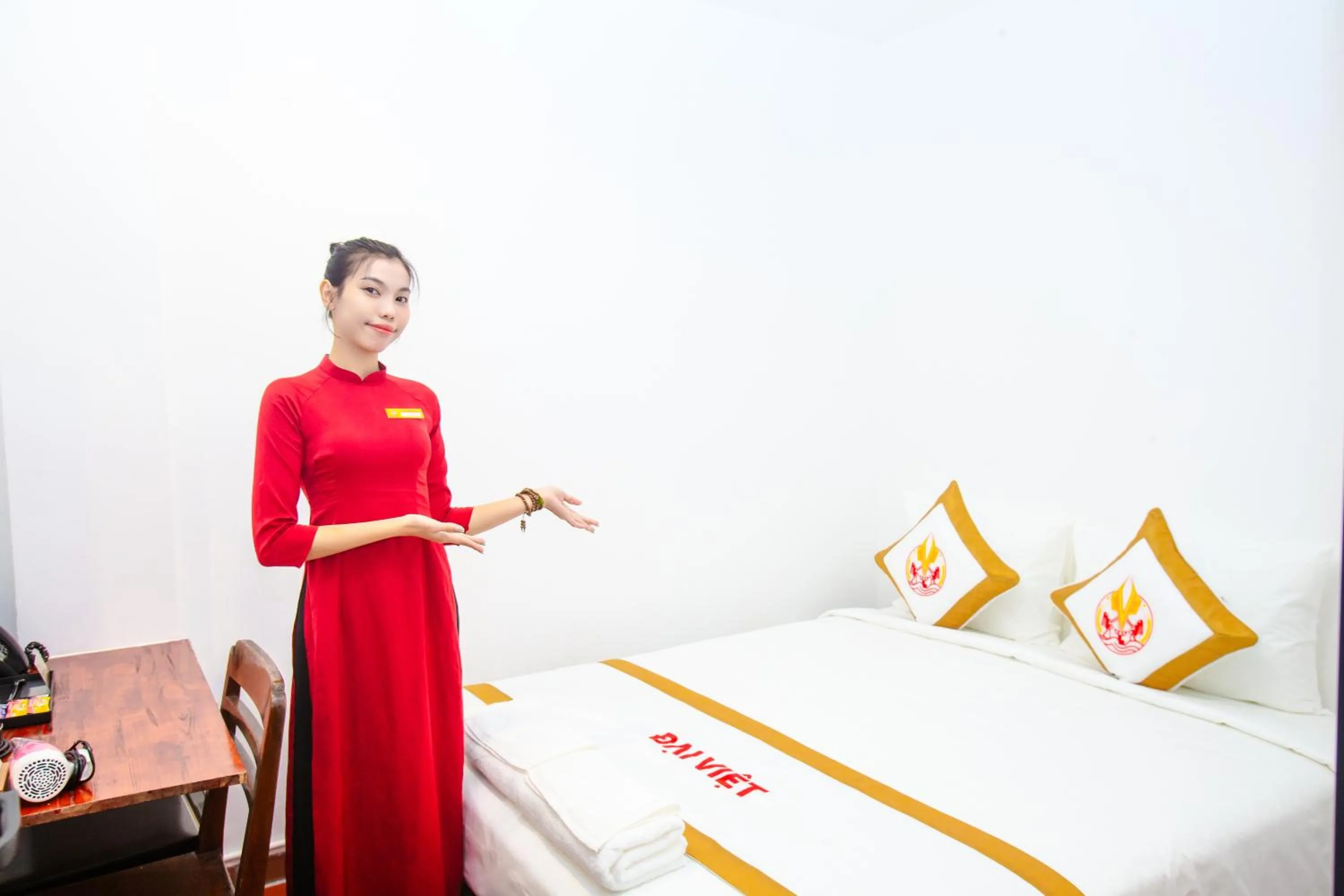 Staff, Bed in THE RICE HOTEL Nong Thon Dai Viet 131 Bui Vien