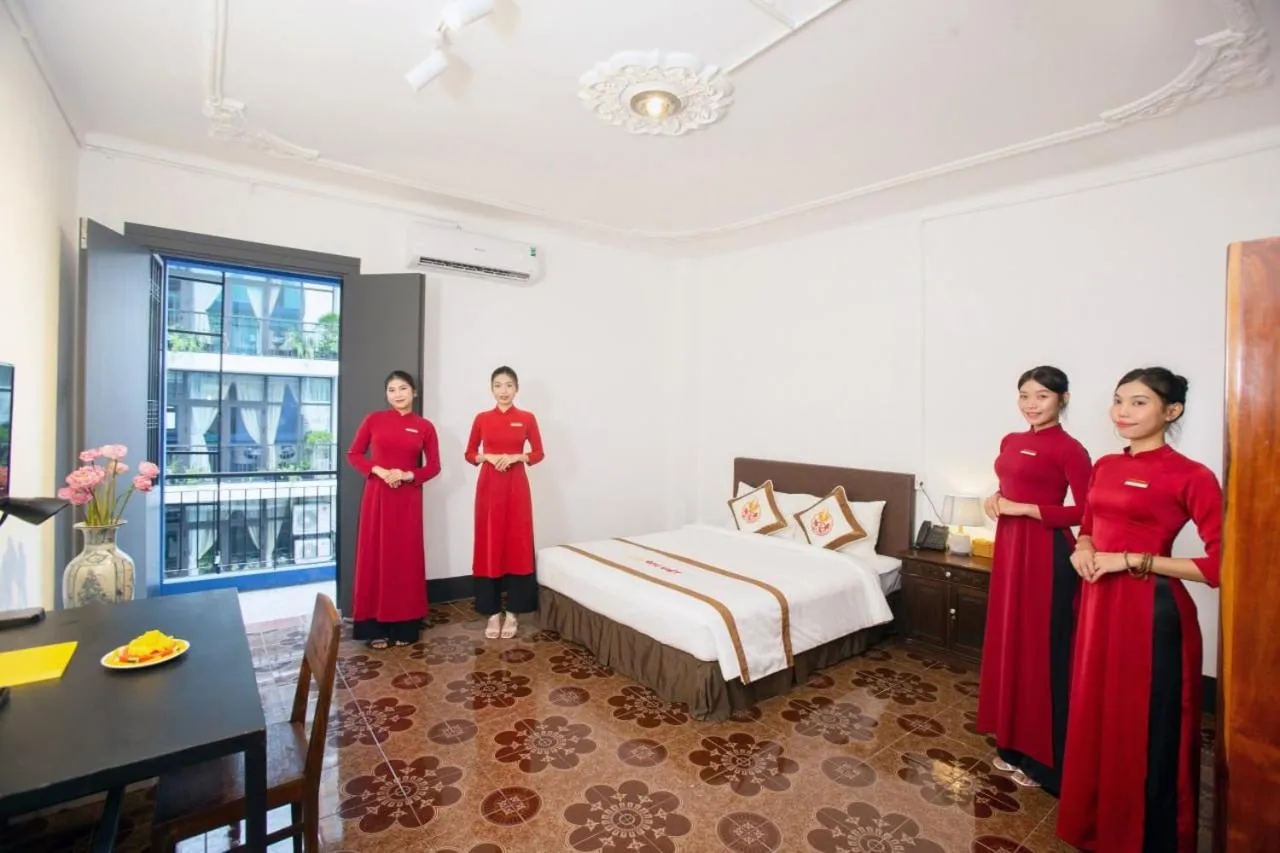 Staff in THE RICE HOTEL Nong Thon Dai Viet 131 Bui Vien