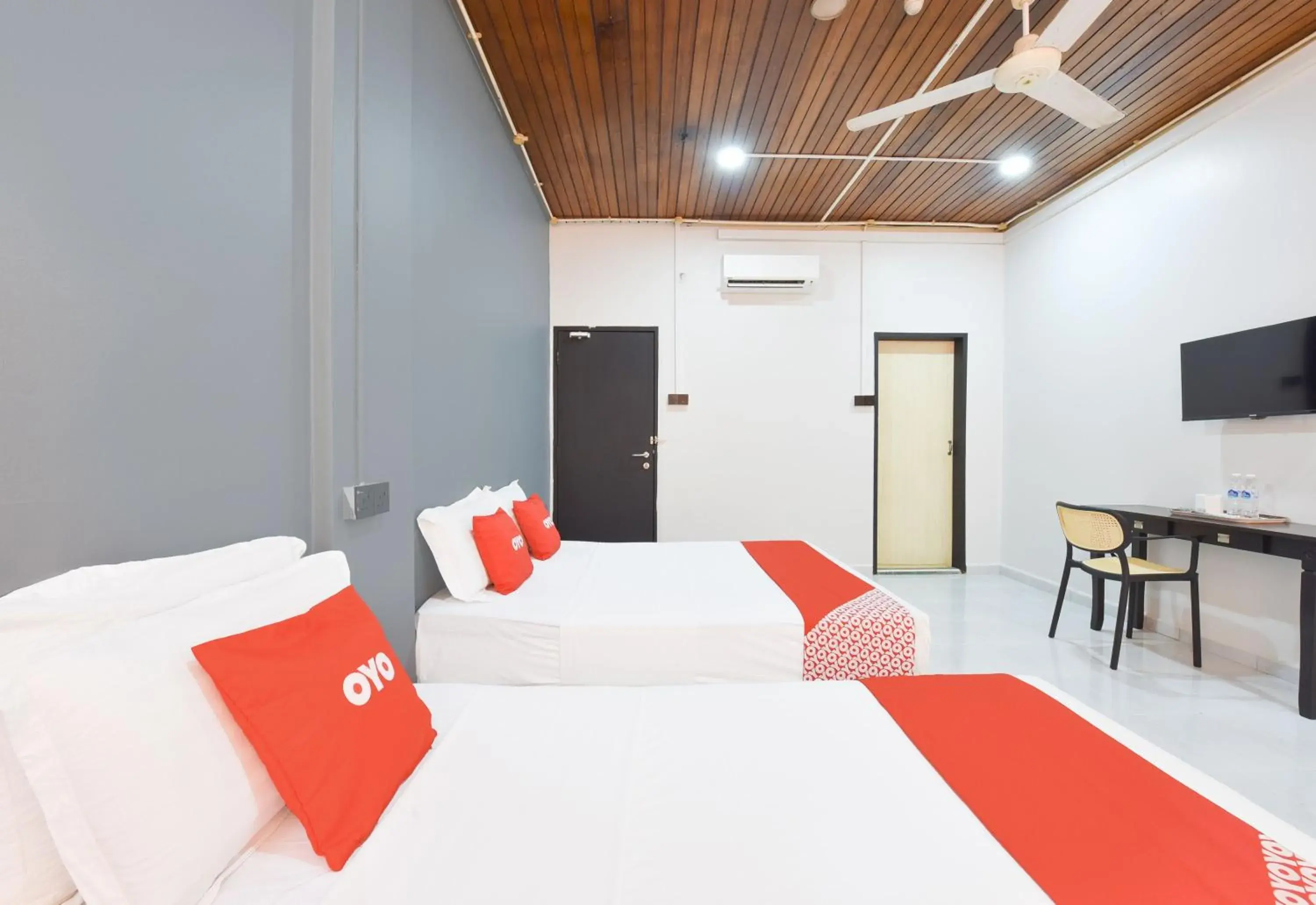 Deluxe Triple Room in OYO 91052 Hotel Kenangan Deluxe Triple Room in OYO 91052 Hotel Kenangan