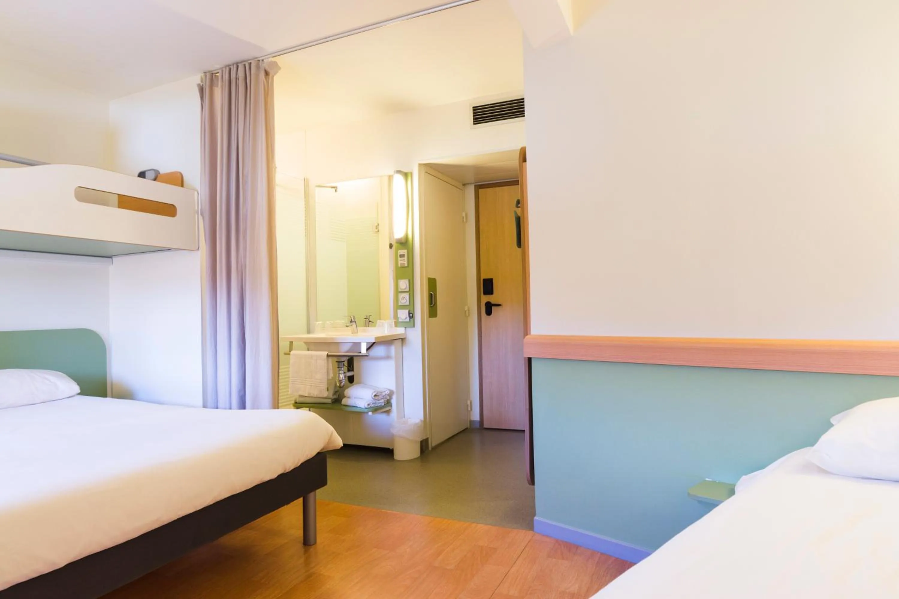 Shower, Bed in Ibis Budget Valence Sud